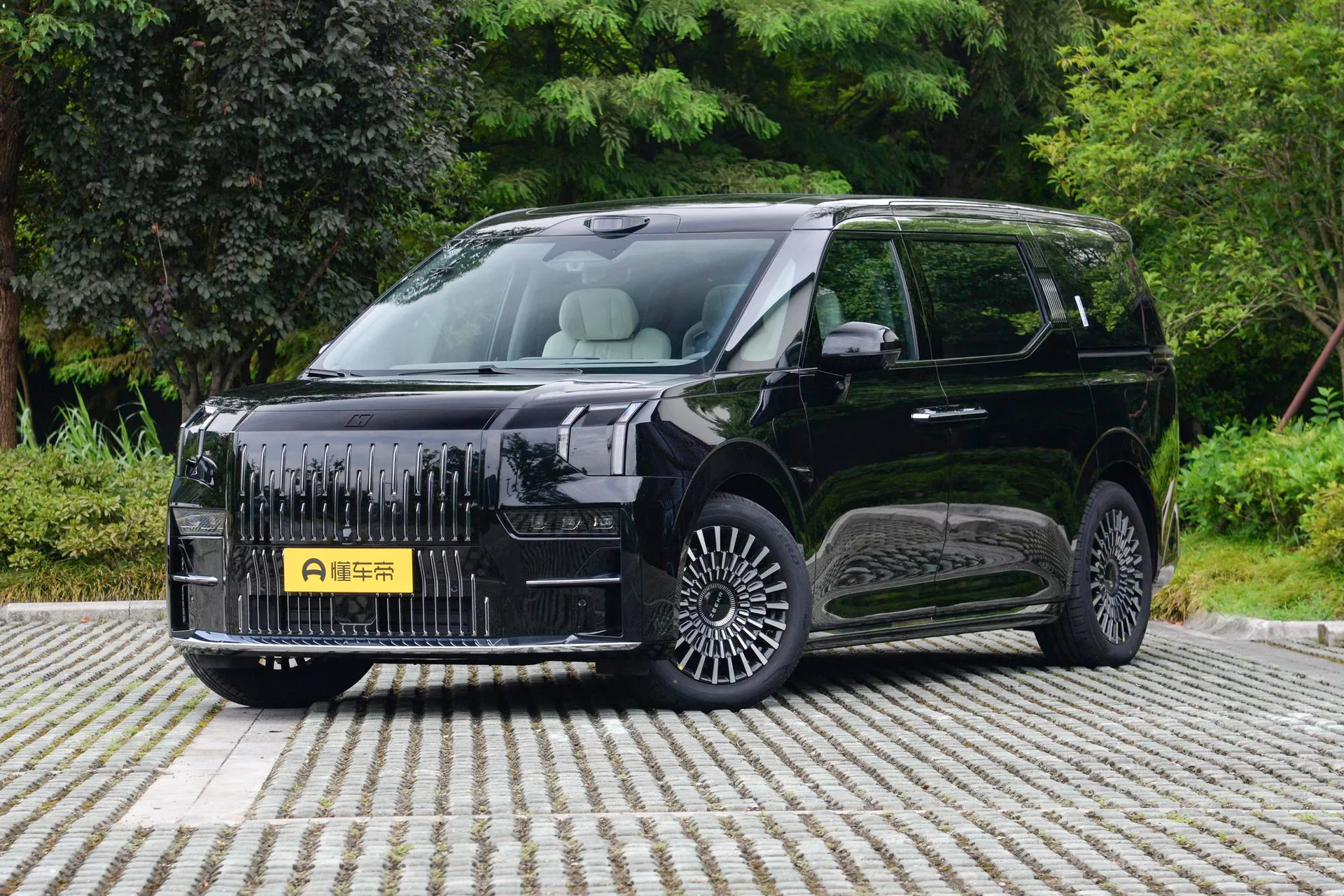  009 6-Seater Executive AWD 108kWh