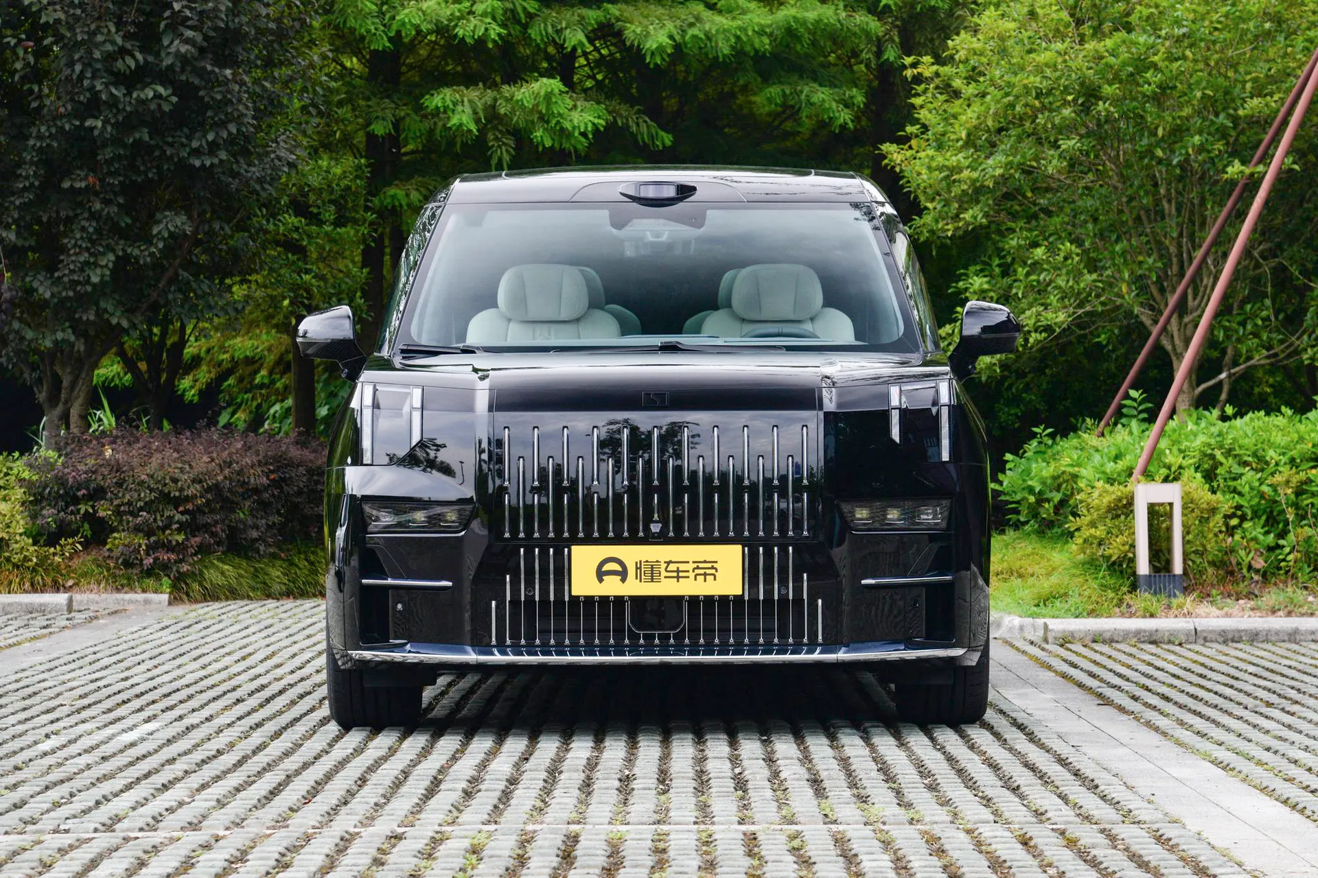  009 6-Seater Executive AWD 108kWh