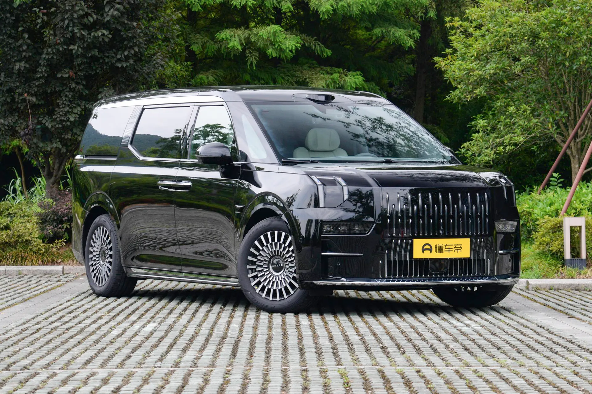  009 6-Seater Executive AWD 108kWh
