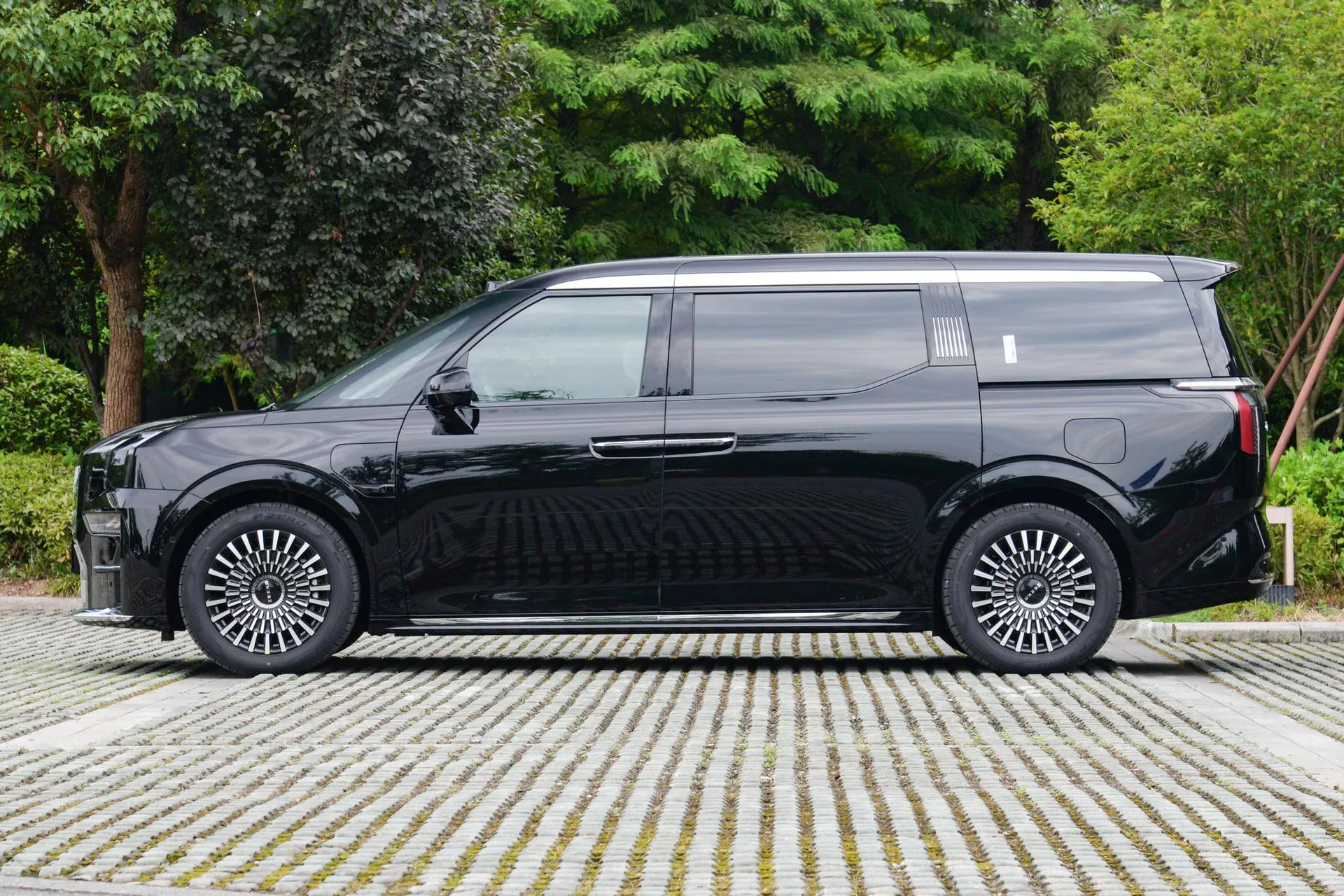  009 6-Seater Executive AWD 108kWh