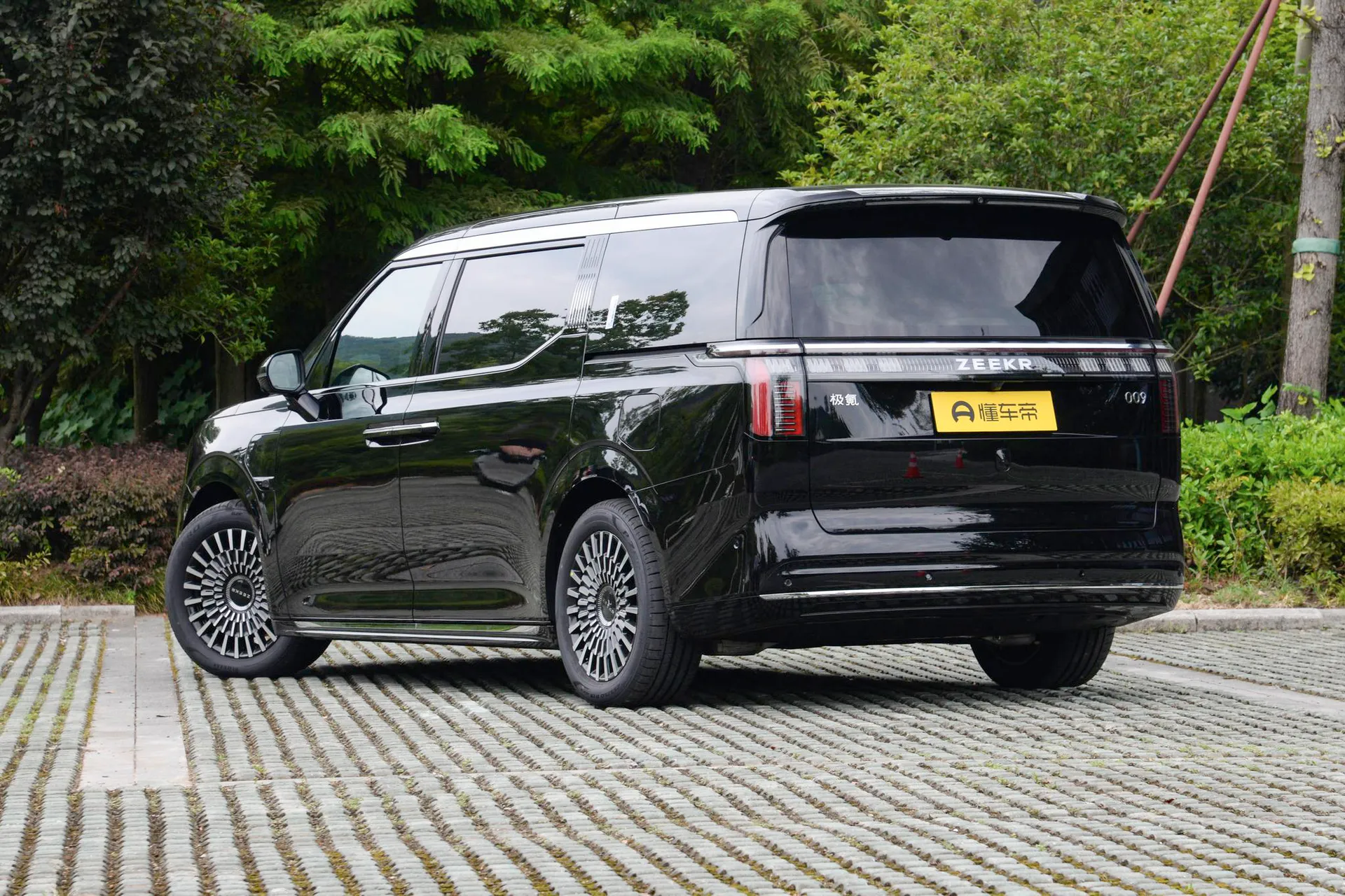  009 6-Seater Executive AWD 108kWh