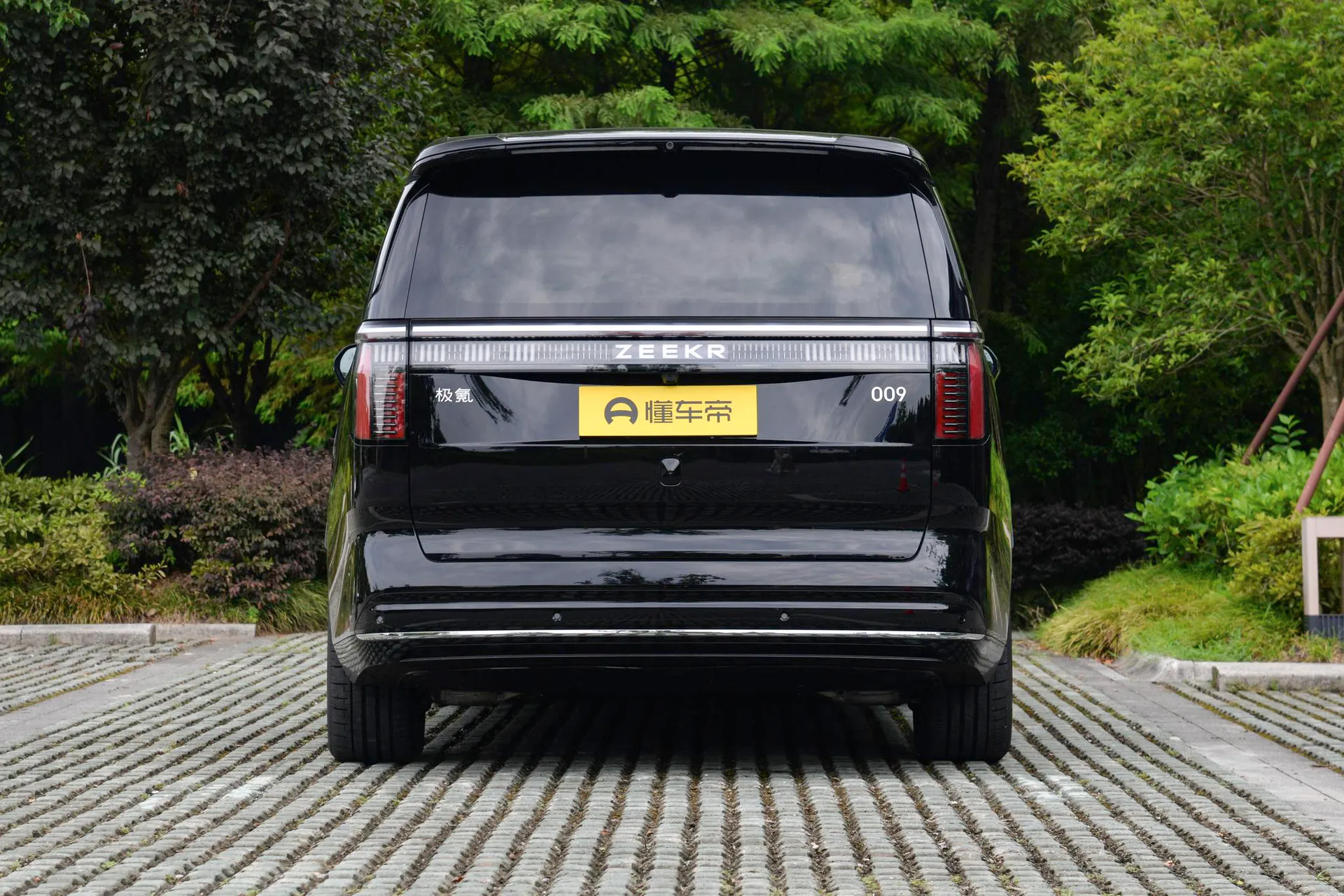  009 6-Seater Executive AWD 108kWh