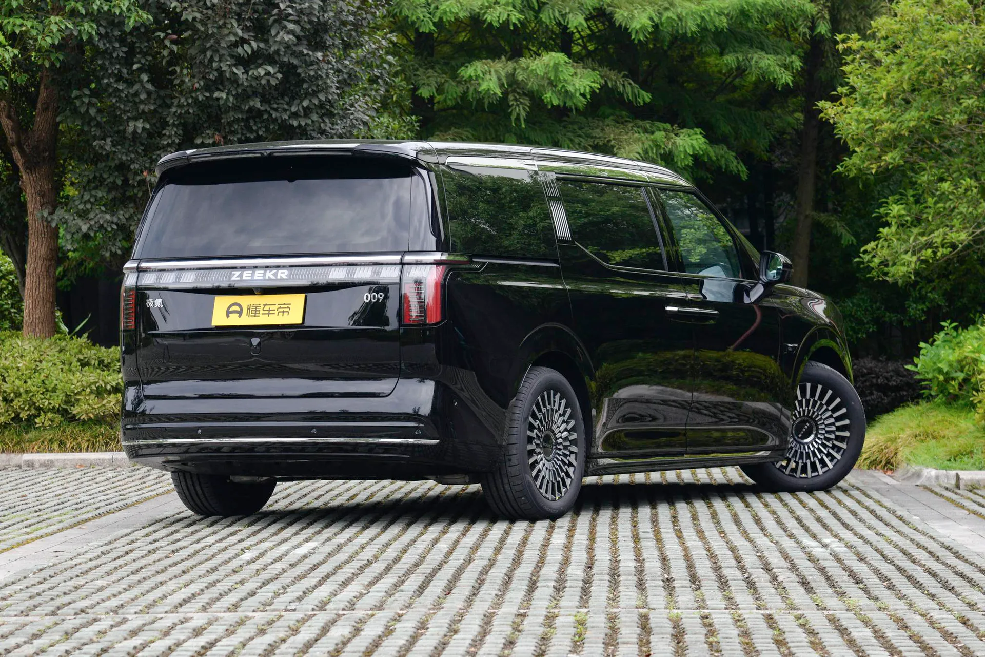  009 6-Seater Executive AWD 108kWh