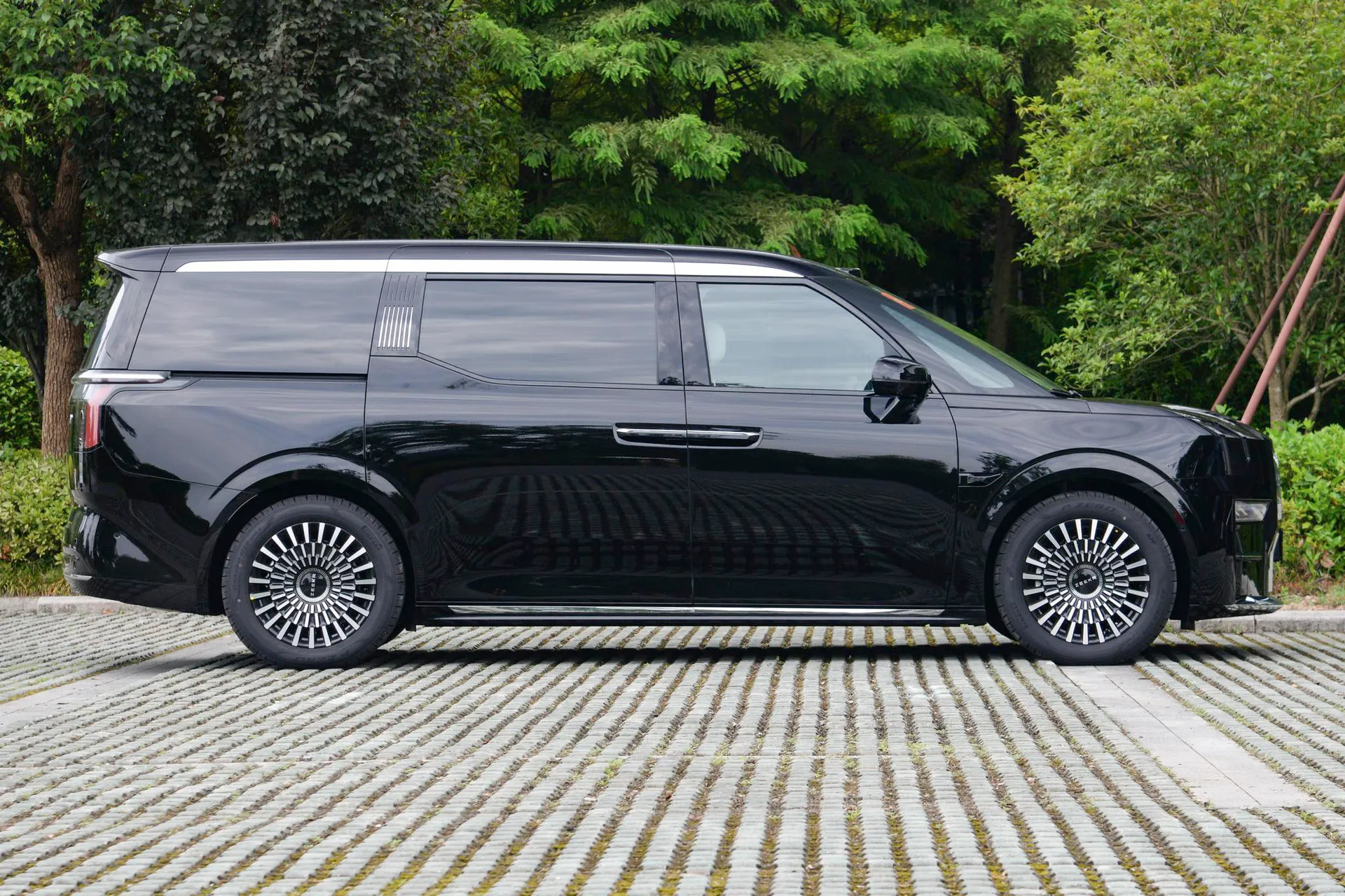  009 6-Seater Executive AWD 108kWh