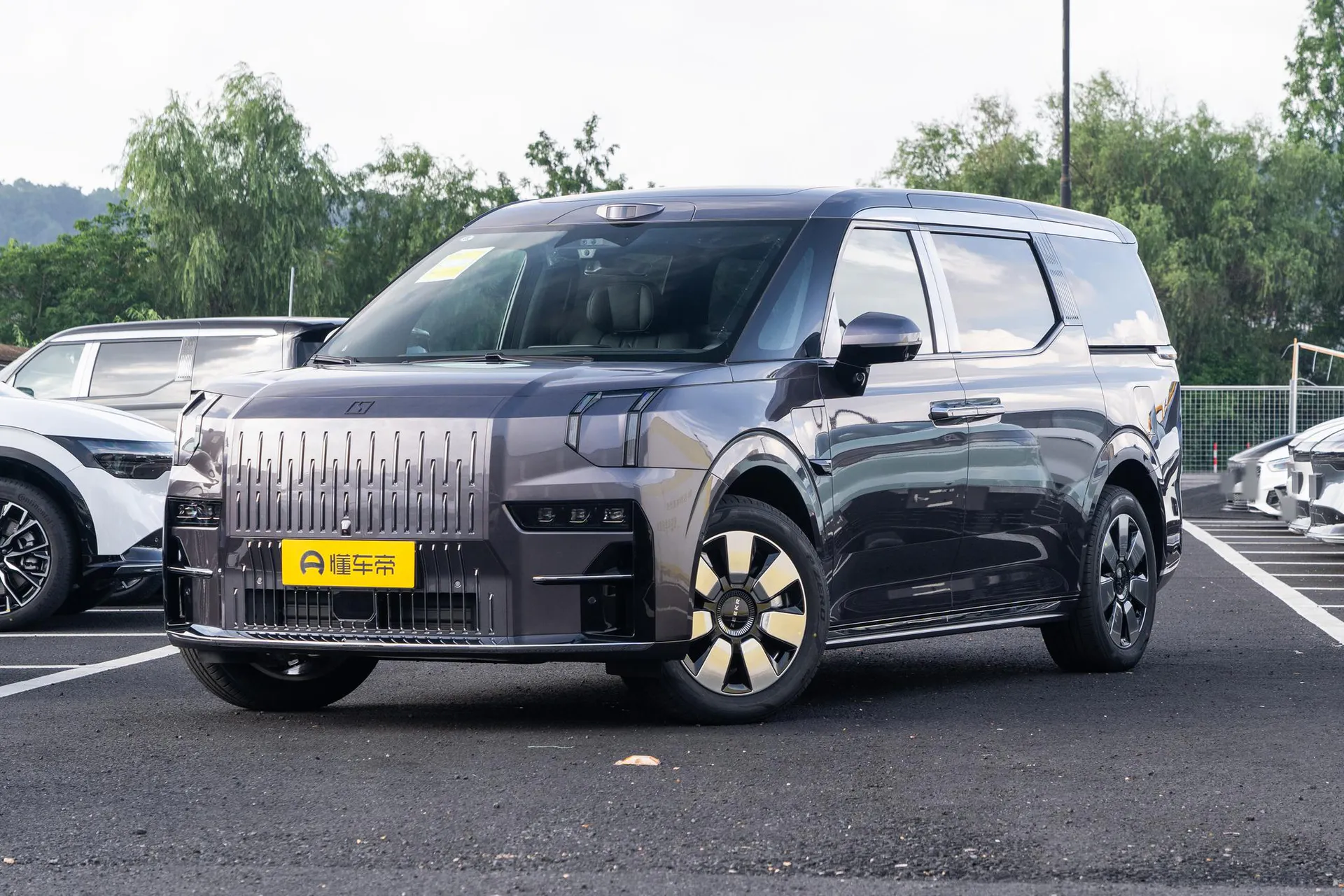  009 6-Seater Executive AWD 108kWh