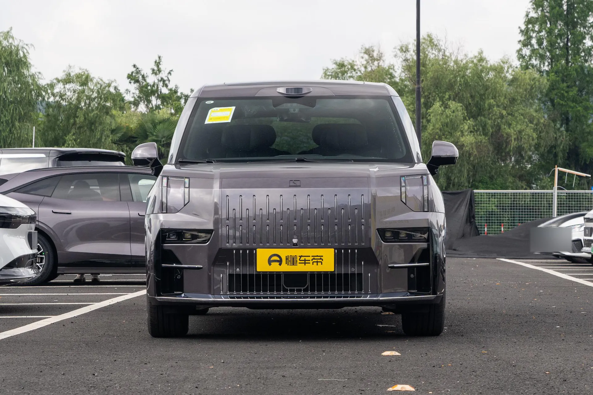  009 6-Seater Executive AWD 108kWh