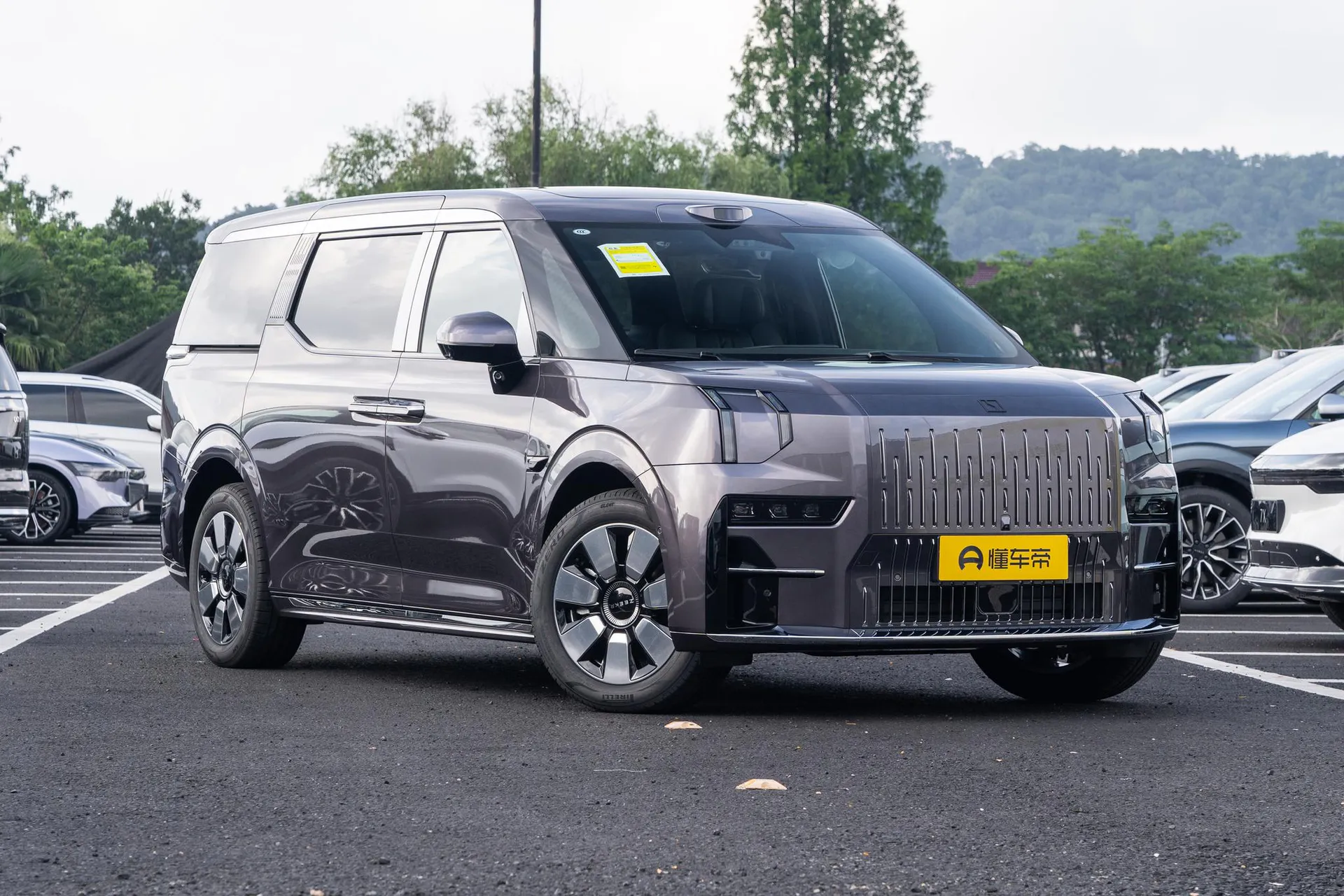  009 6-Seater Executive AWD 108kWh