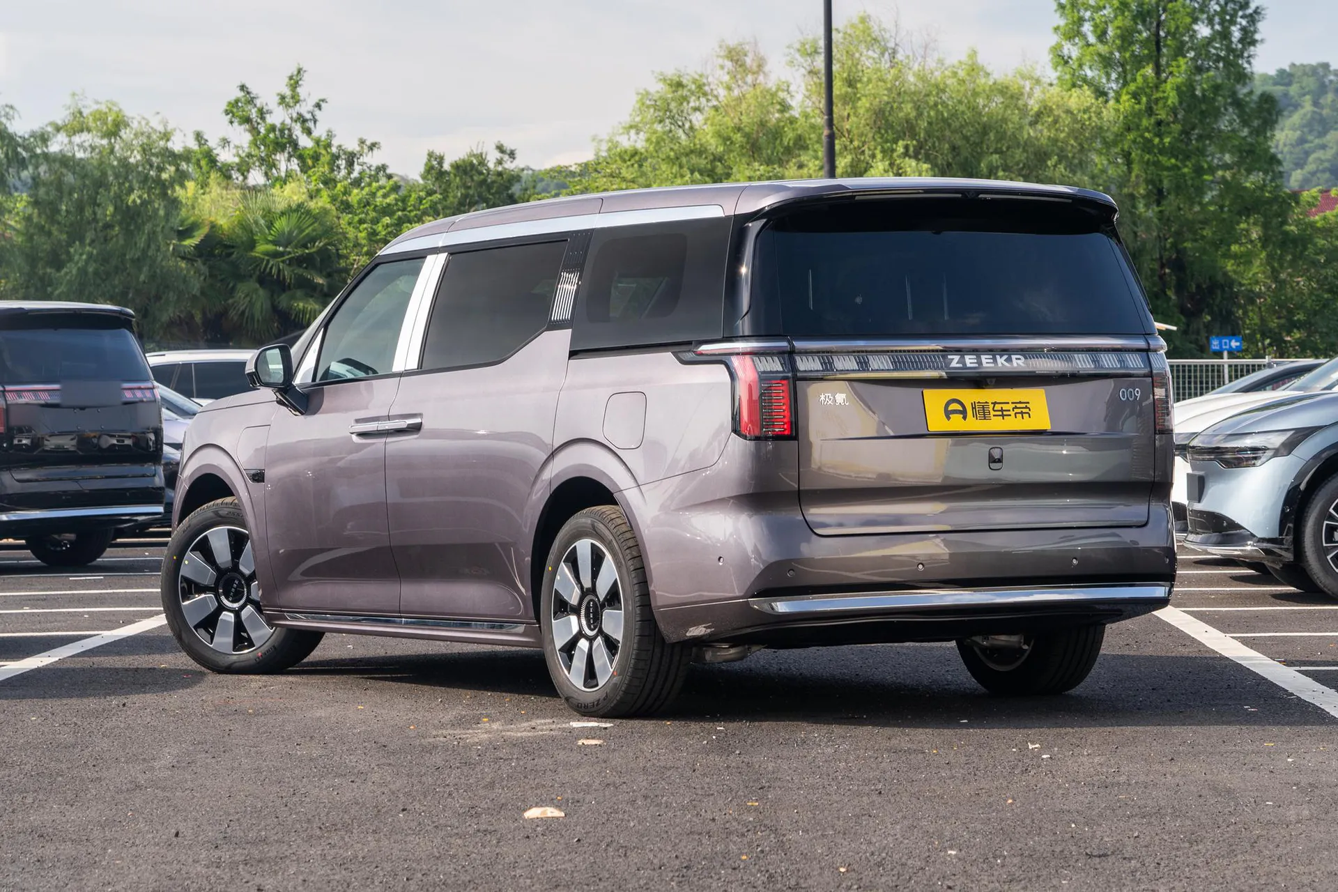  009 6-Seater Executive AWD 108kWh