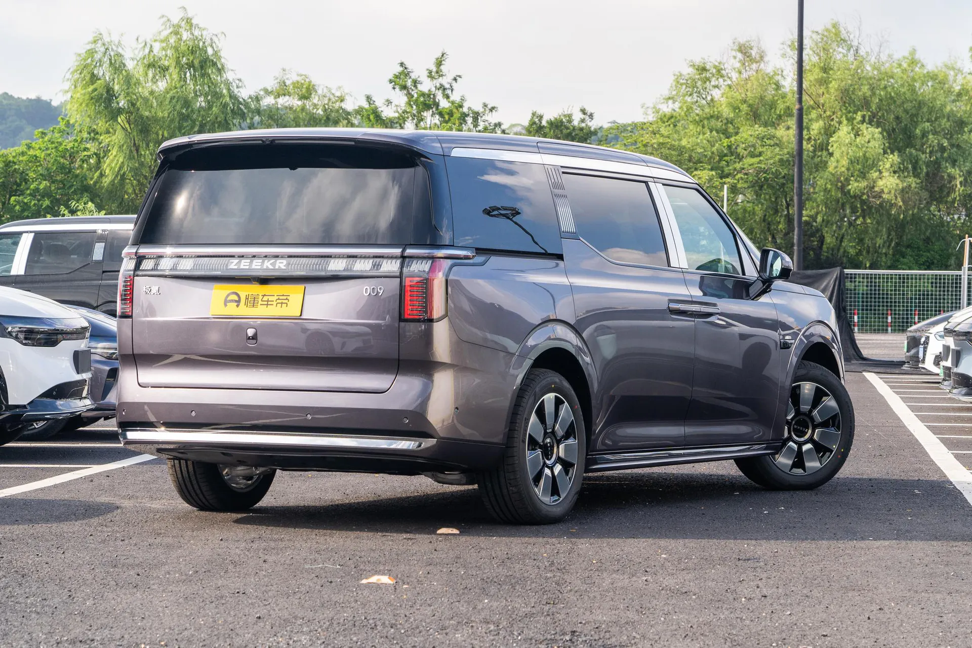  009 6-Seater Executive AWD 108kWh