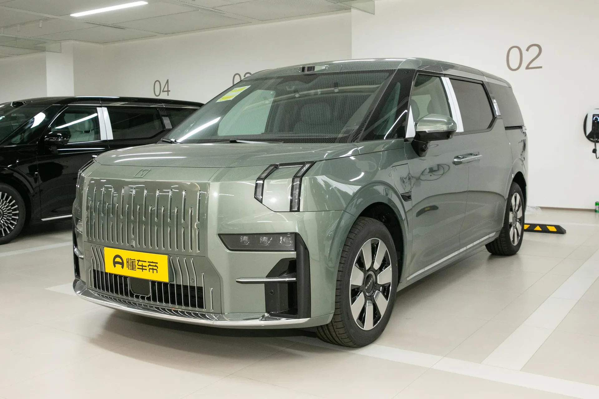  009 6-Seater Executive AWD 108kWh