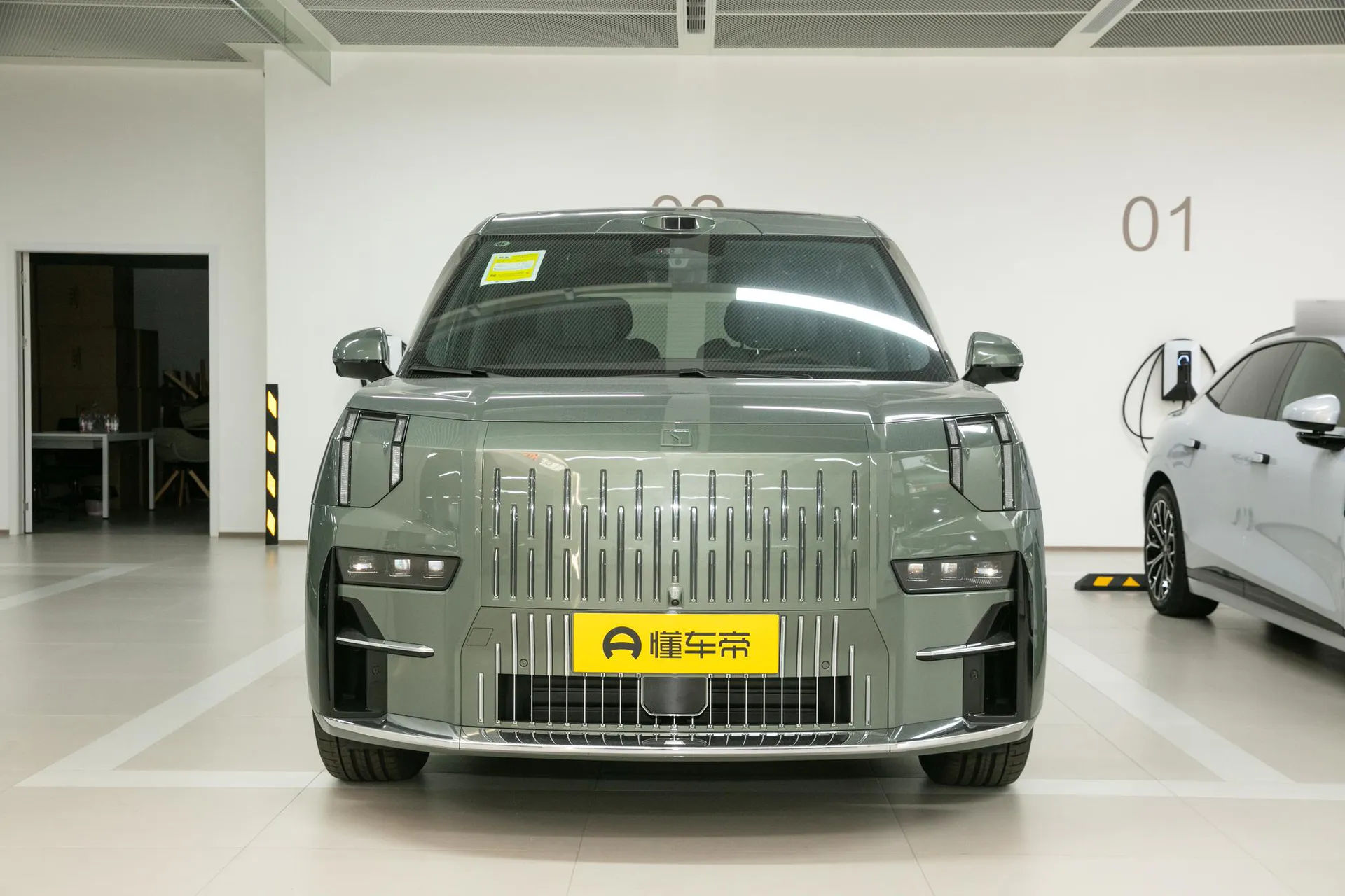  009 6-Seater Executive AWD 108kWh