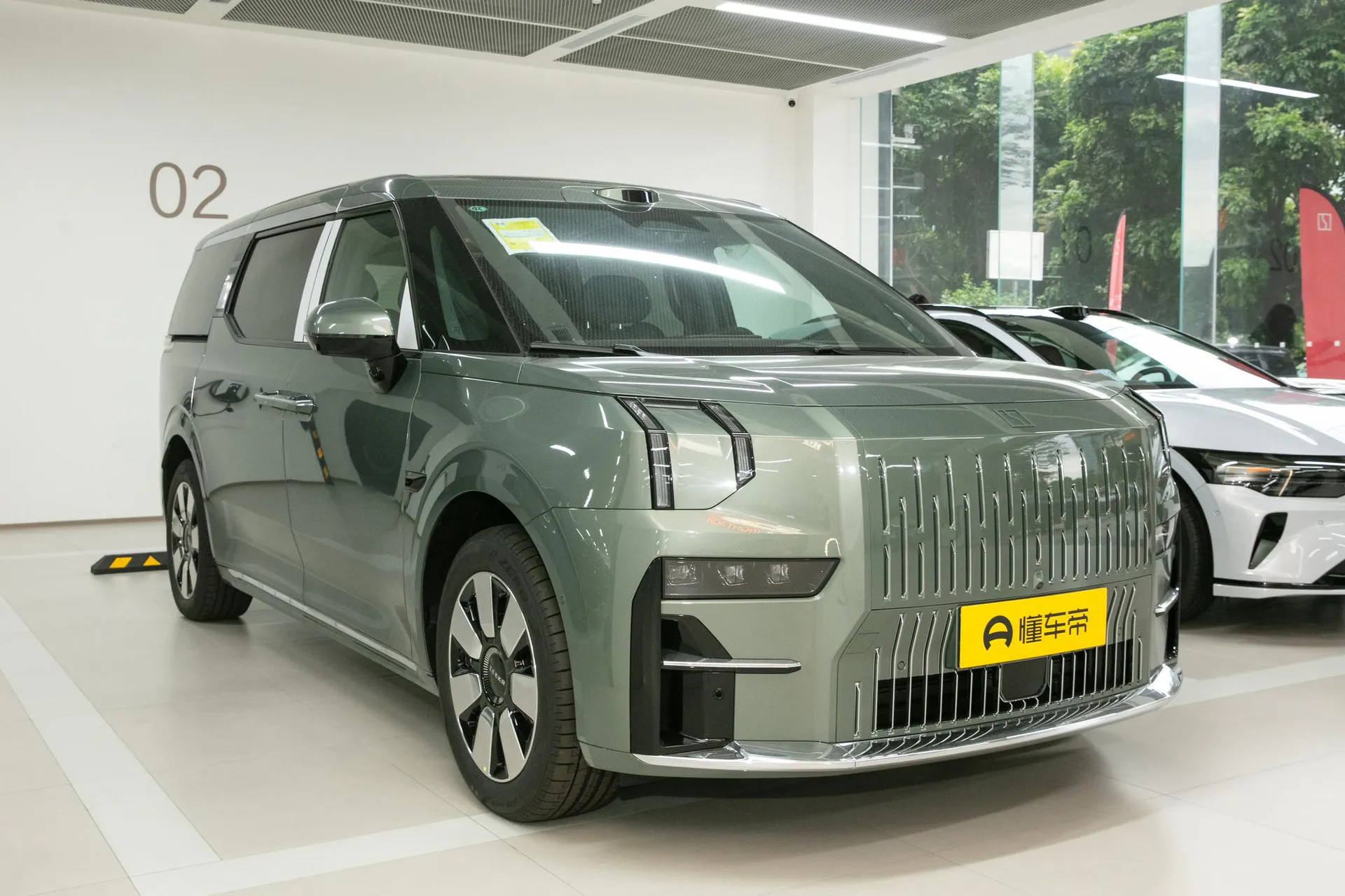  009 6-Seater Executive AWD 108kWh