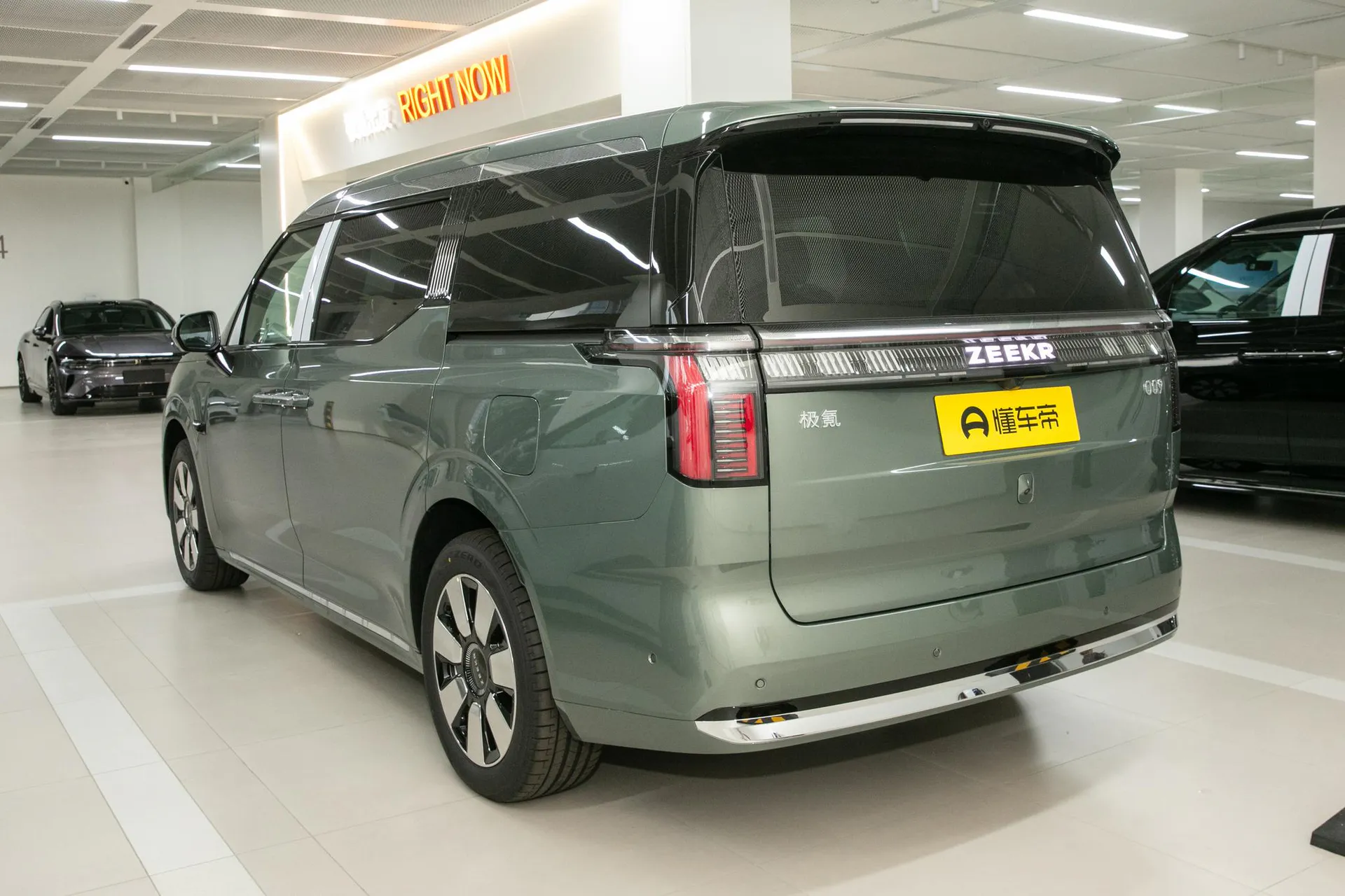  009 6-Seater Executive AWD 108kWh
