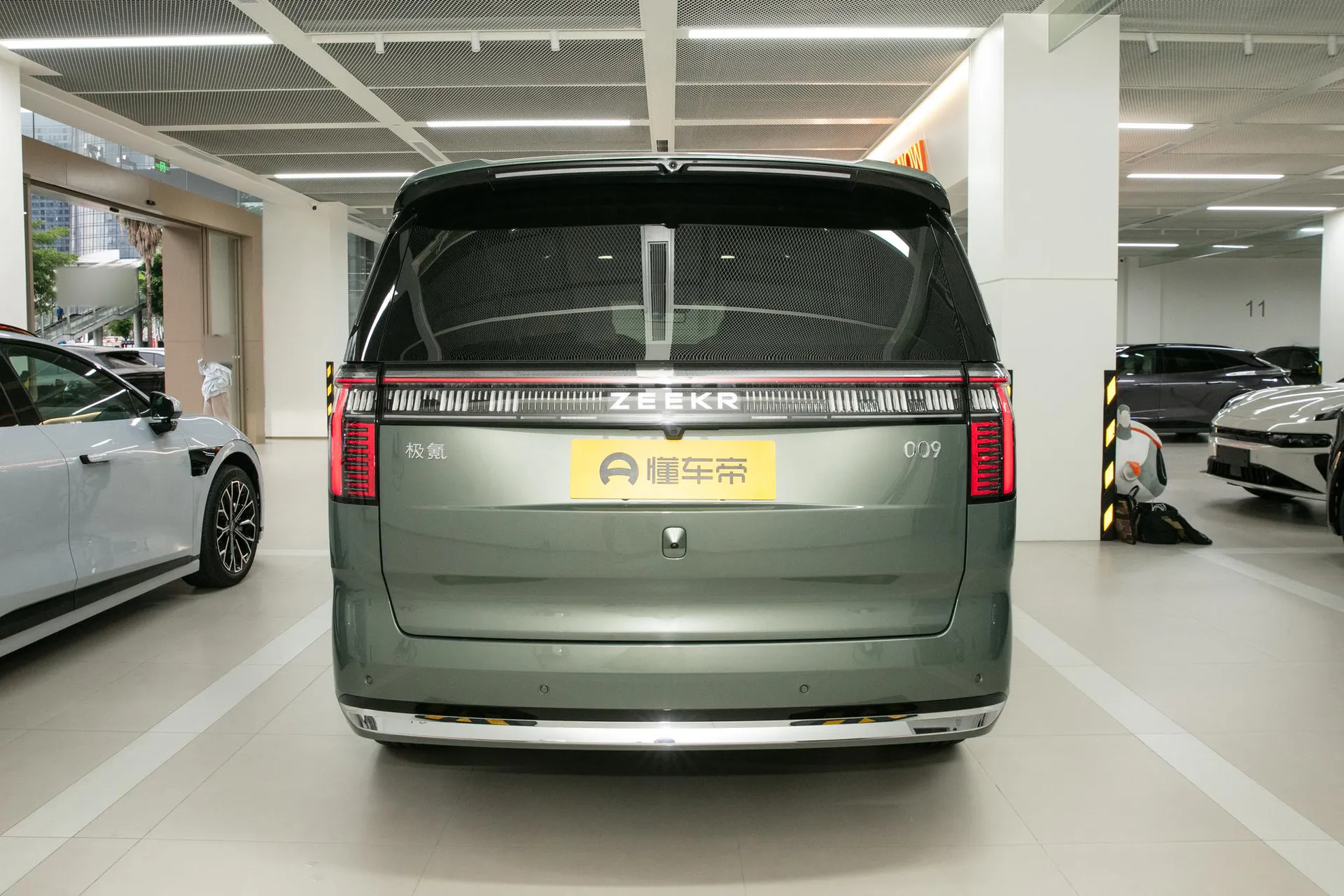  009 6-Seater Executive AWD 108kWh