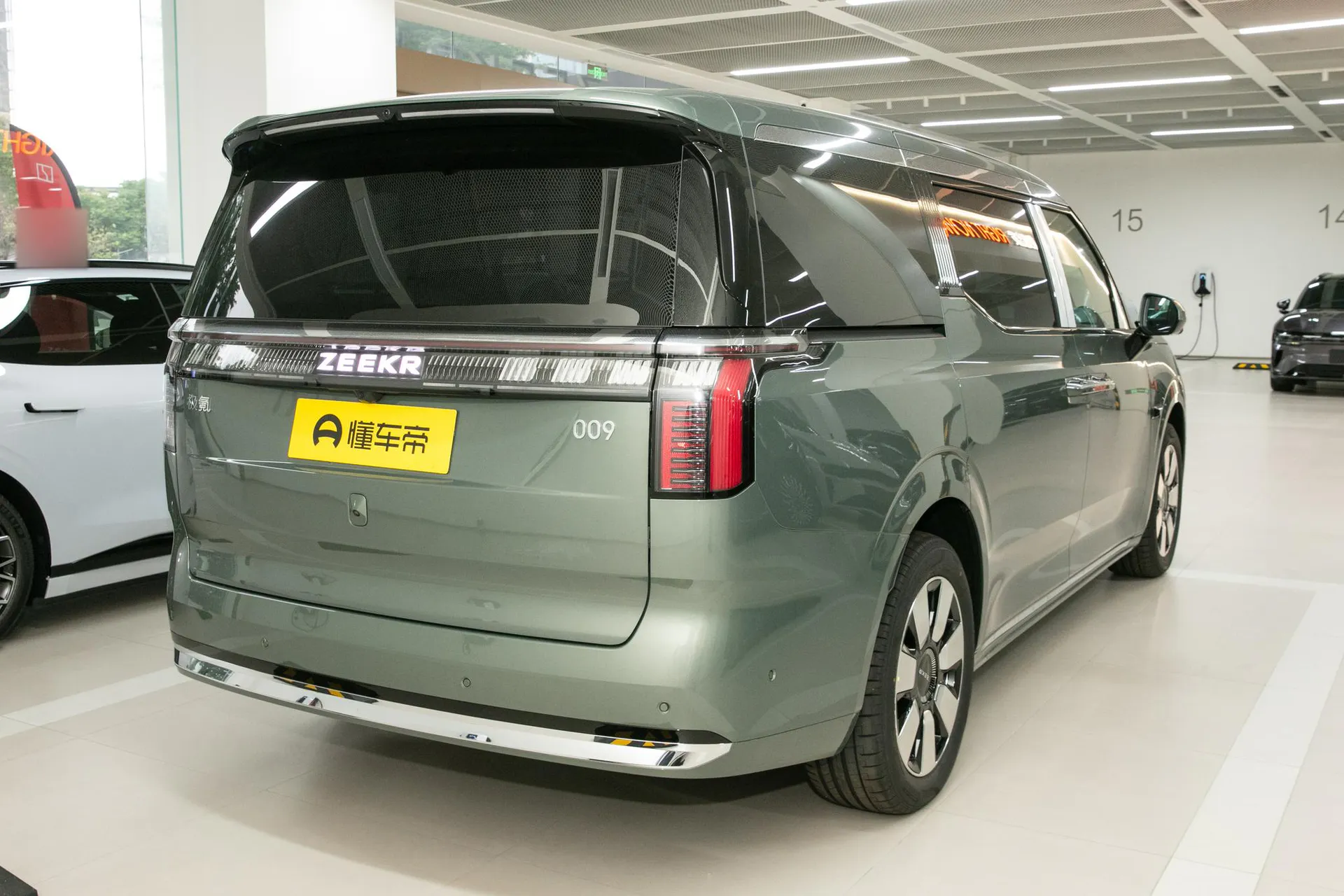  009 6-Seater Executive AWD 108kWh
