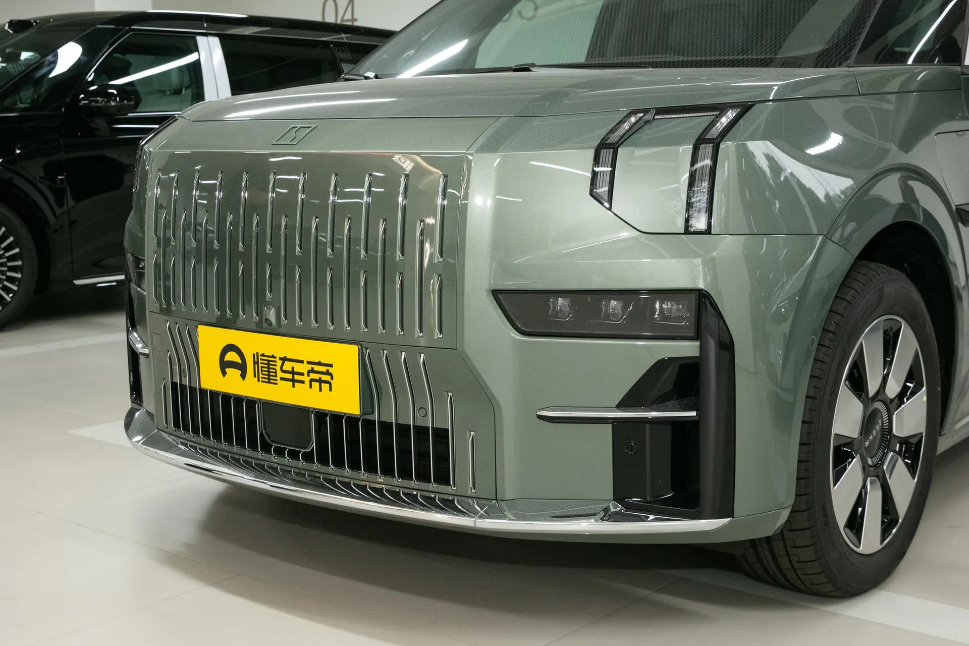  009 6-Seater Executive AWD 108kWh