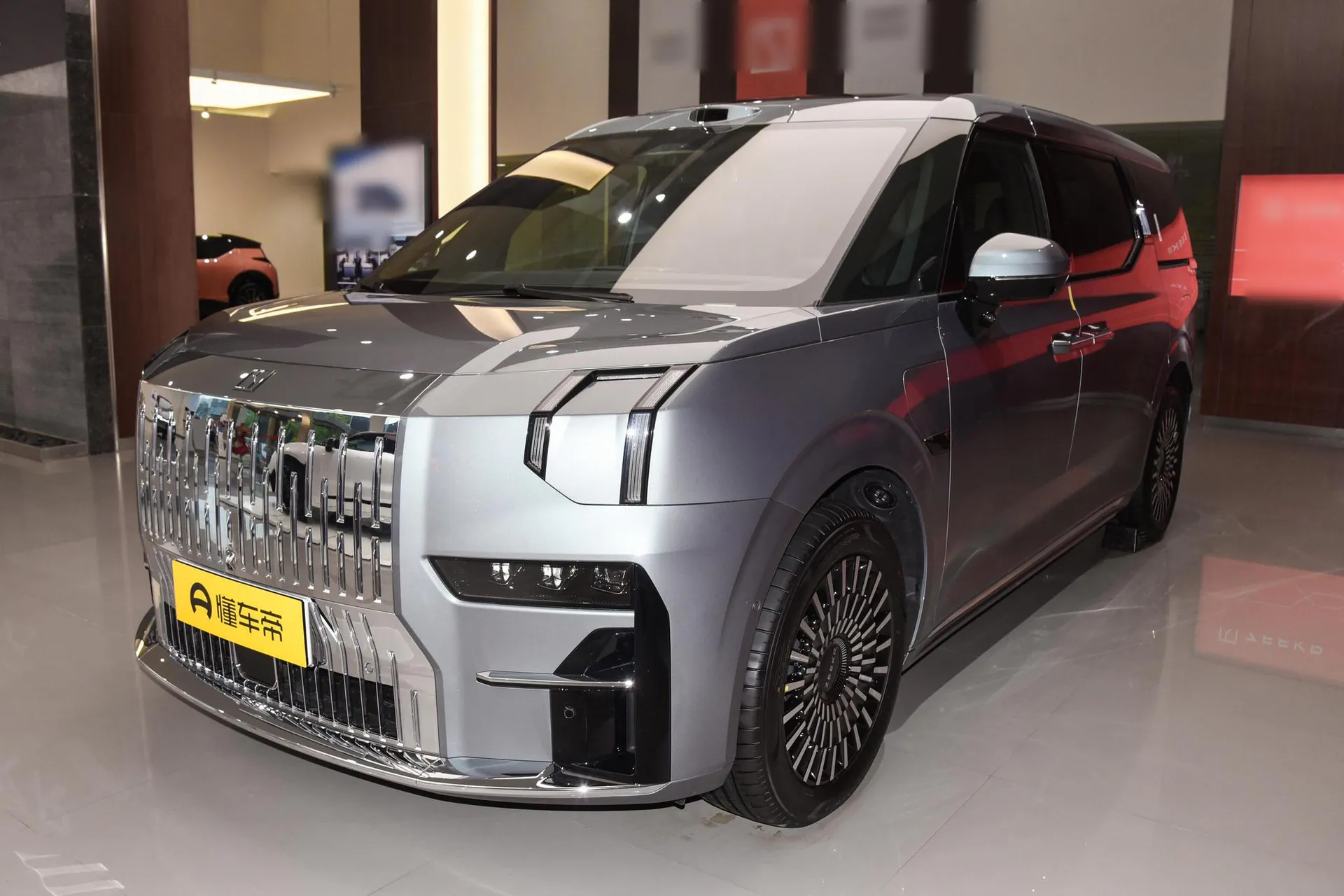  009 6-Seater Executive AWD 108kWh