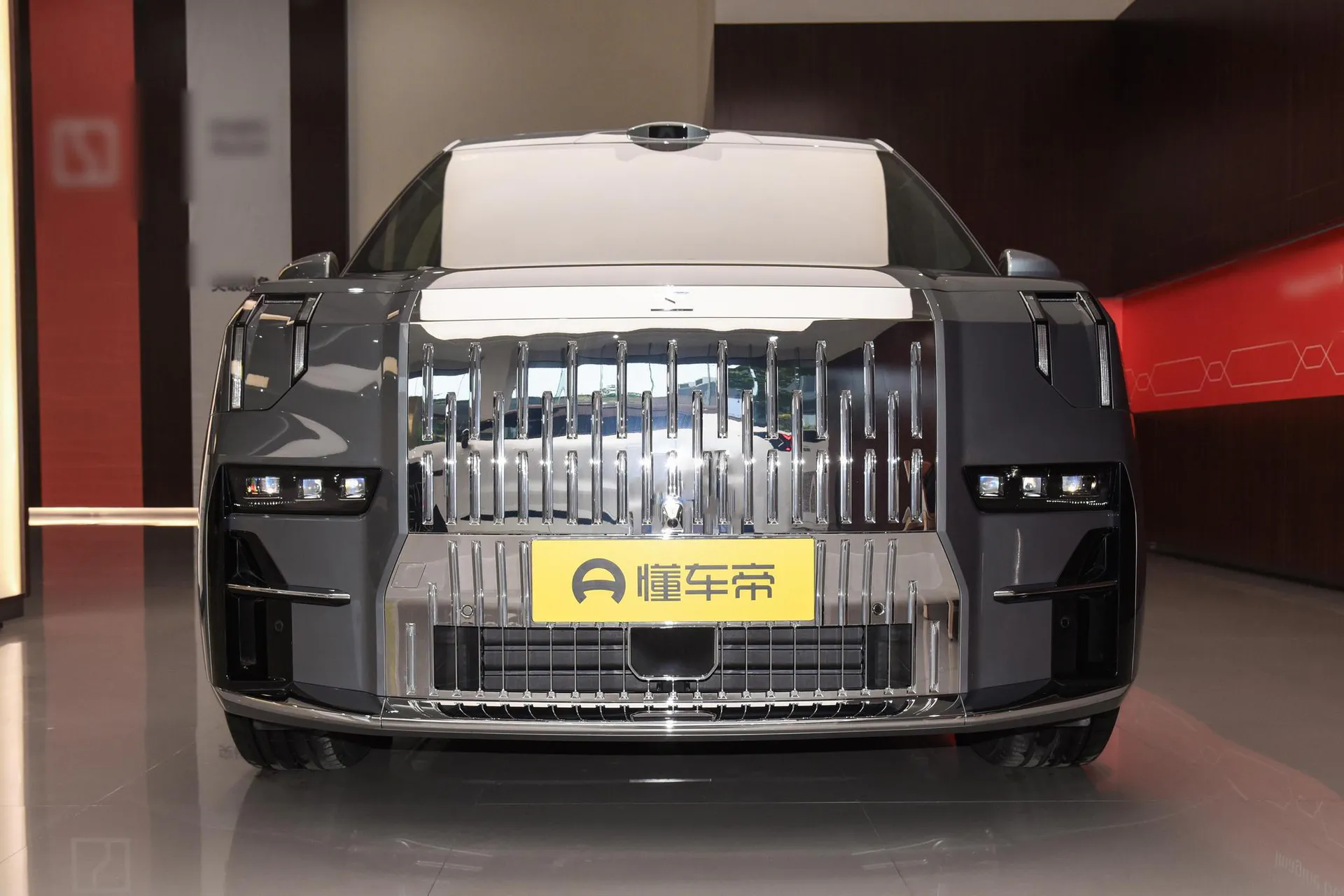  009 6-Seater Executive AWD 108kWh