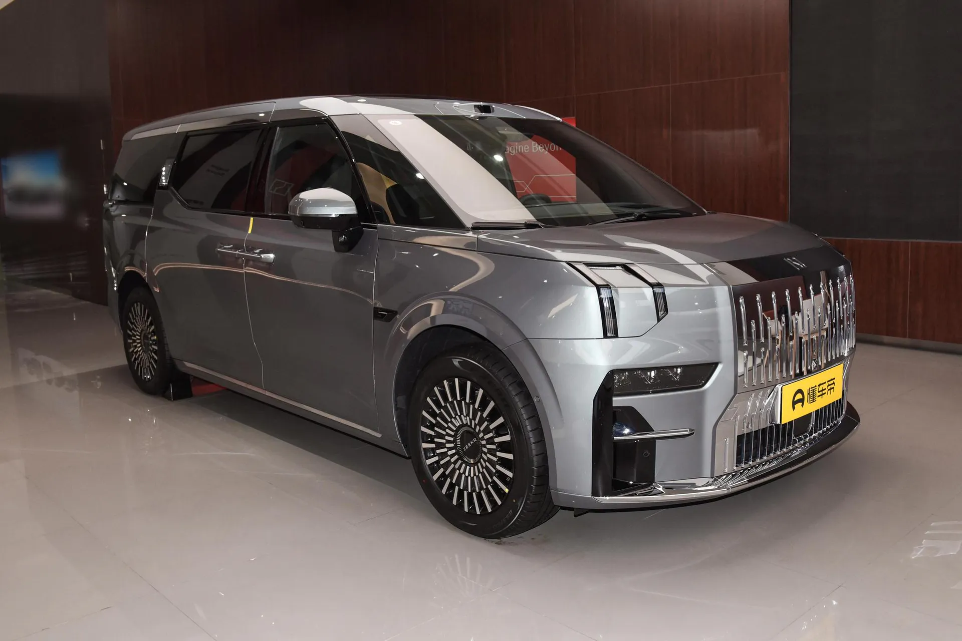  009 6-Seater Executive AWD 108kWh
