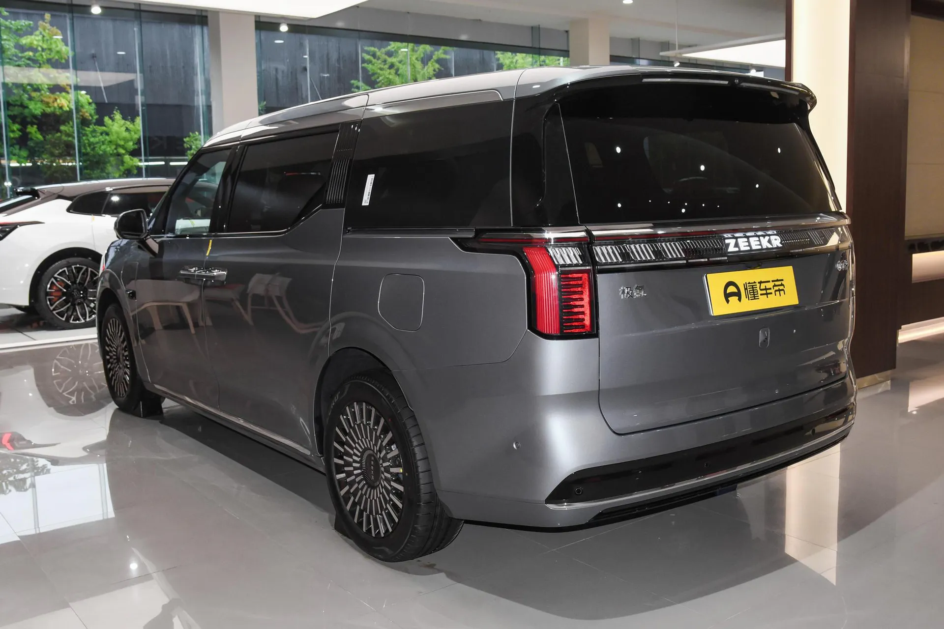  009 6-Seater Executive AWD 108kWh