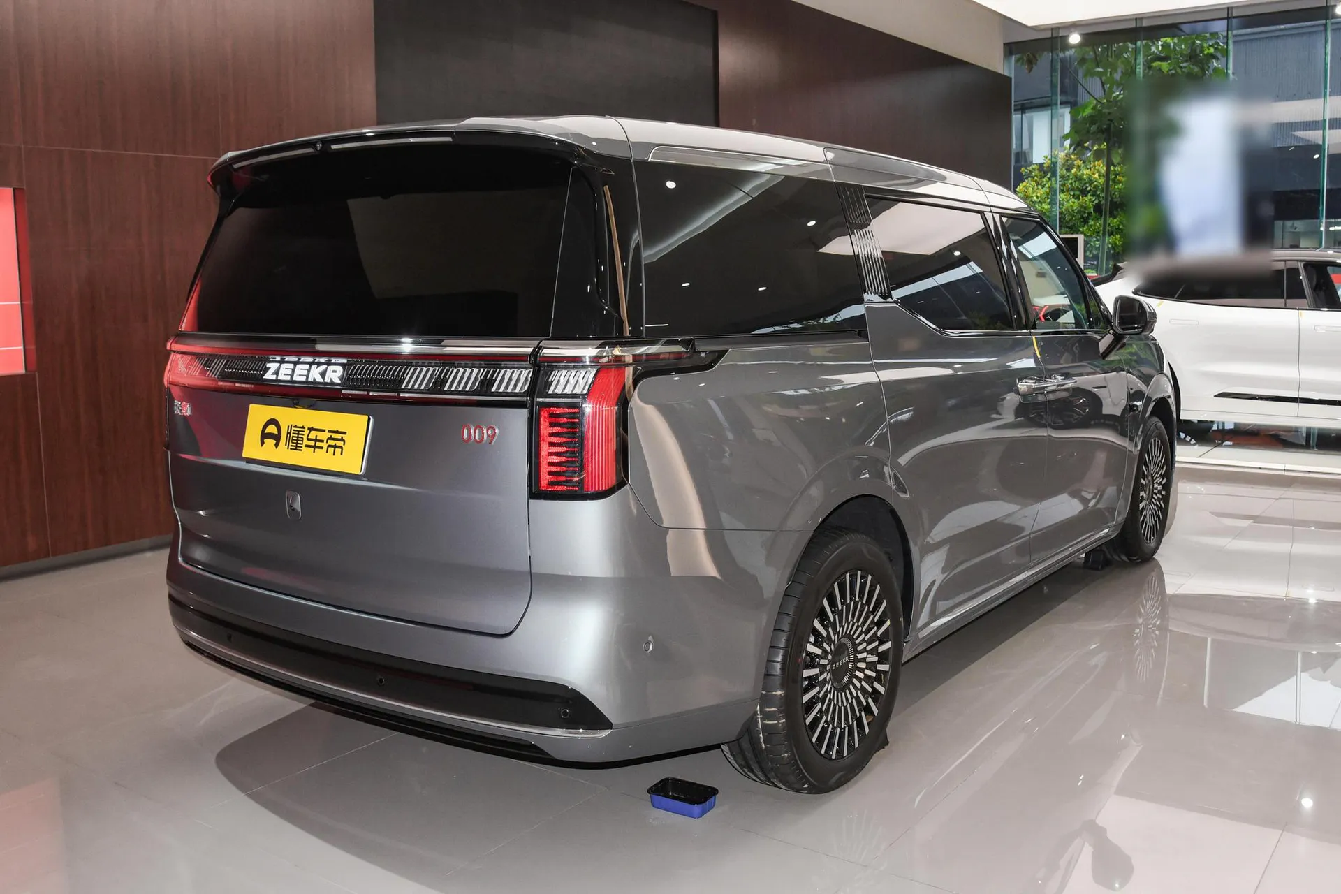  009 6-Seater Executive AWD 108kWh
