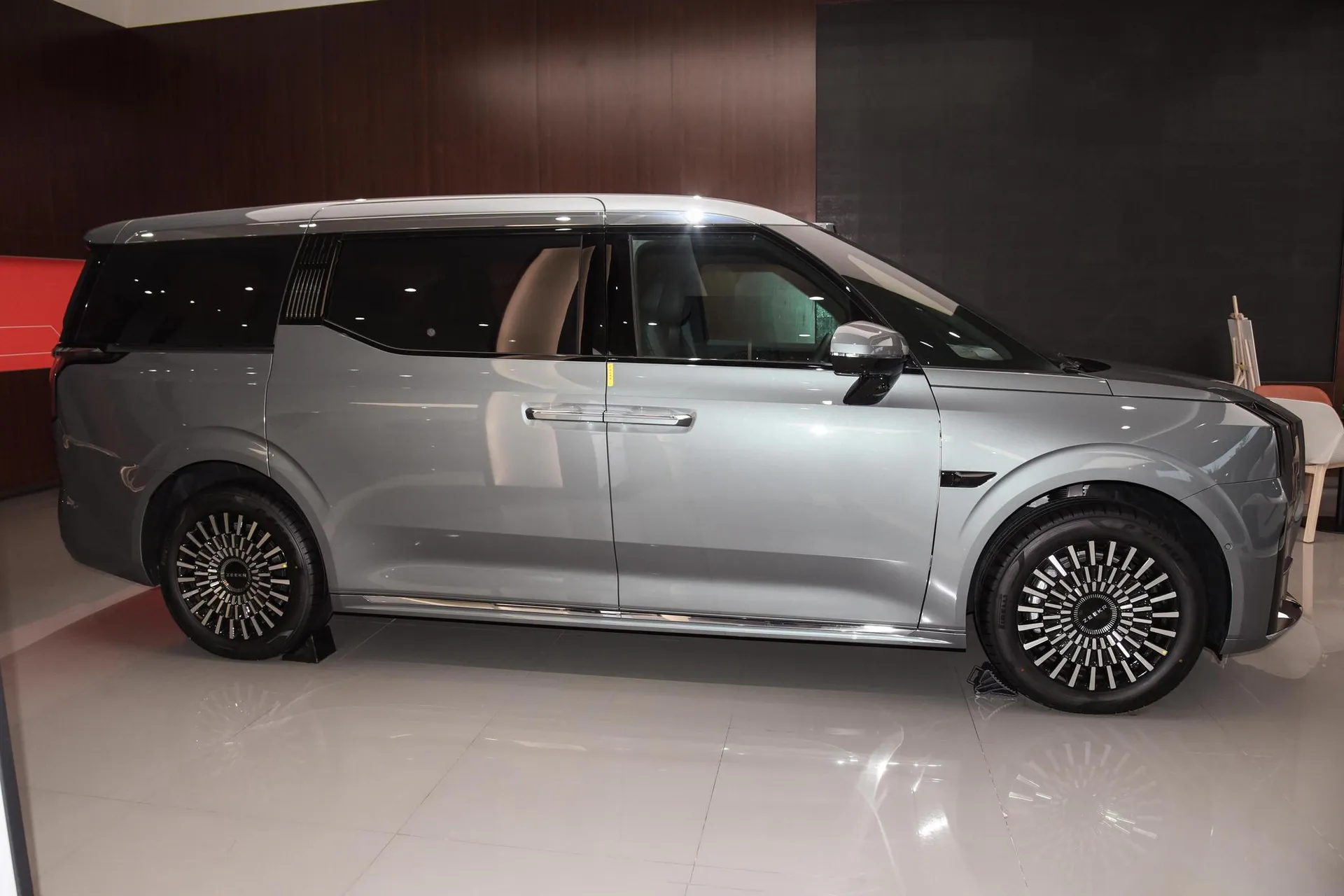  009 6-Seater Executive AWD 108kWh