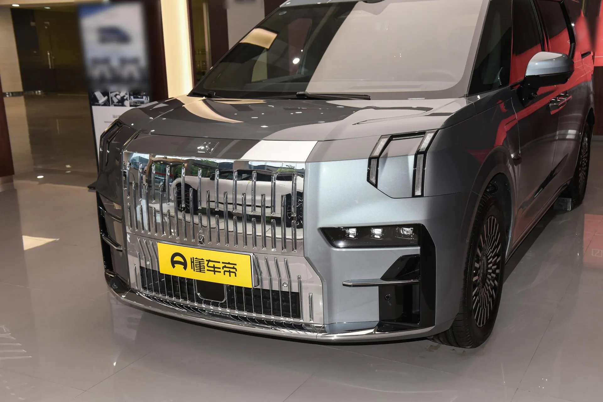  009 6-Seater Executive AWD 108kWh