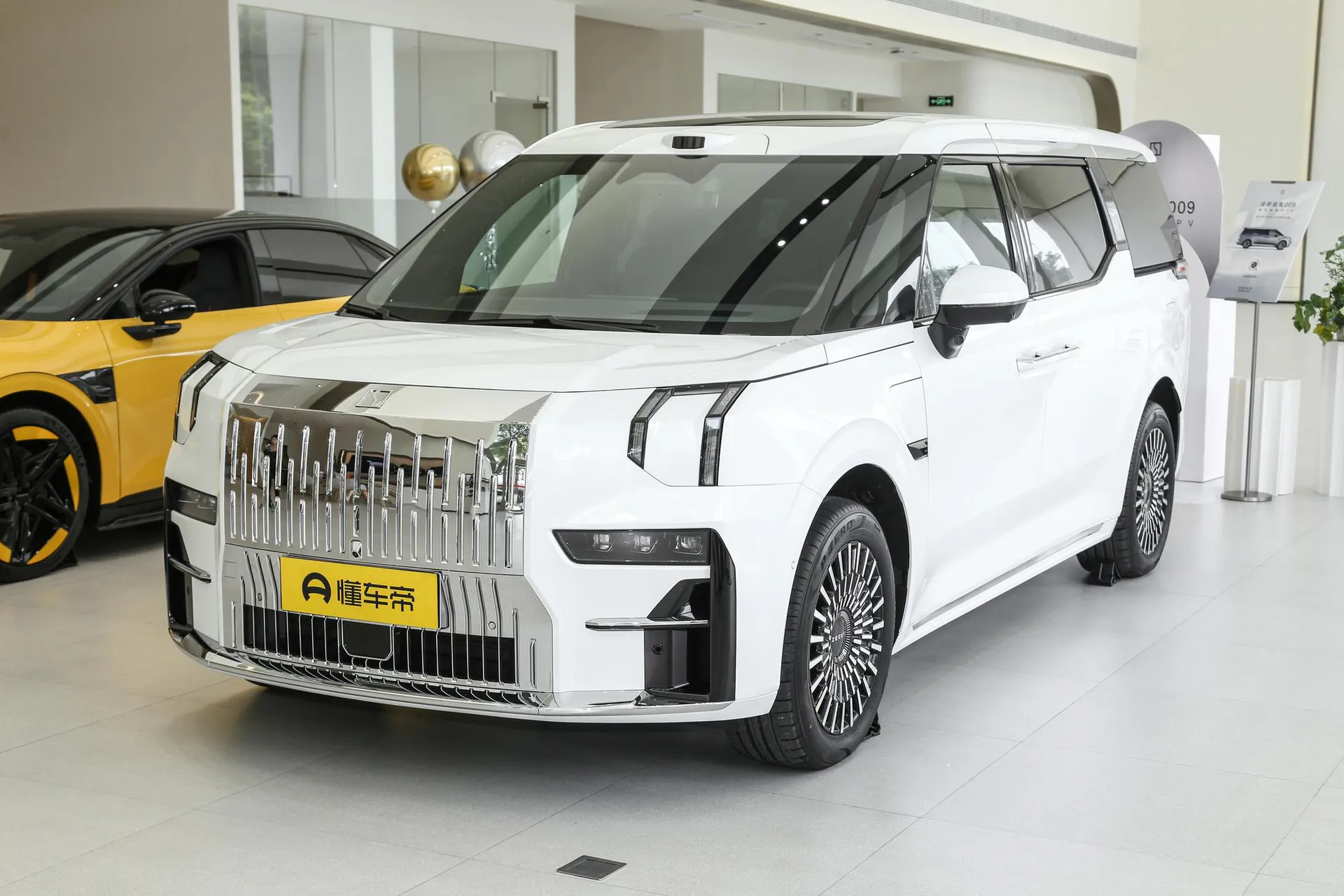  009 6-Seater Executive AWD 108kWh