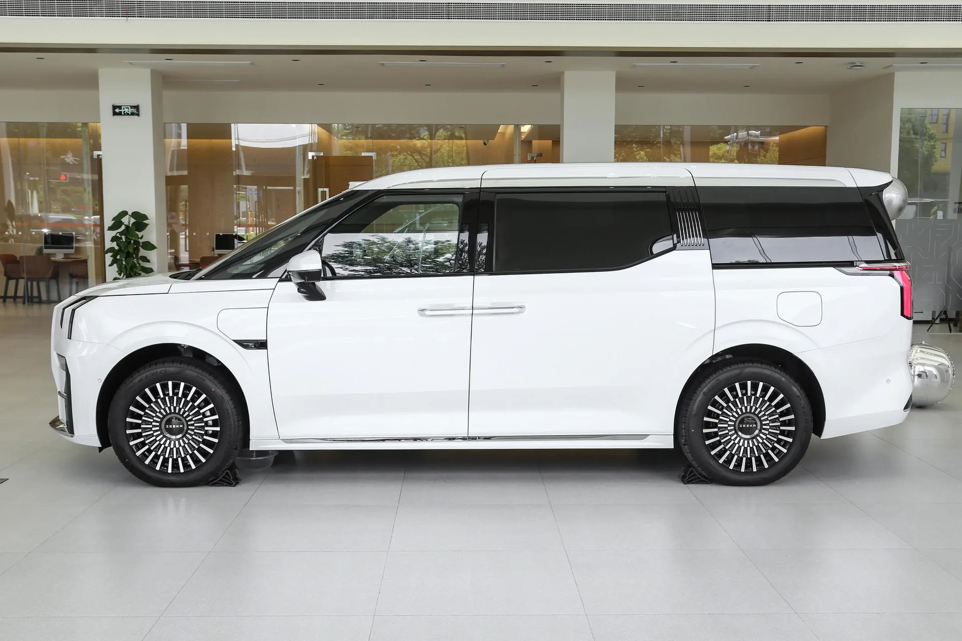  009 6-Seater Executive AWD 108kWh