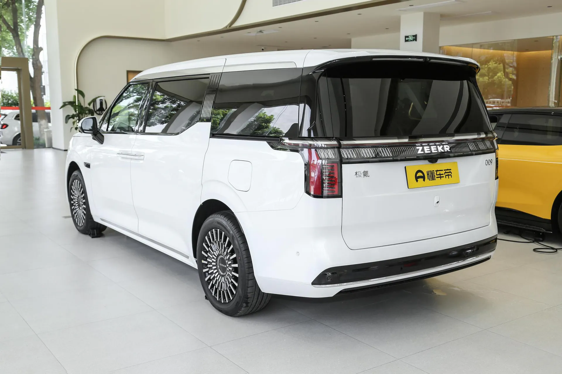 009 6-Seater Executive AWD 108kWh
