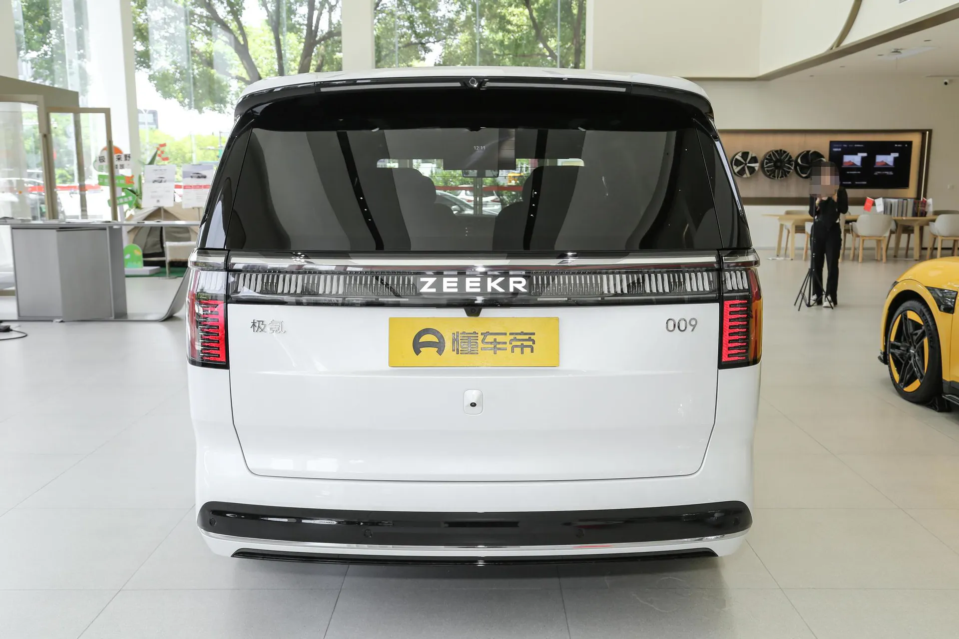  009 6-Seater Executive AWD 108kWh