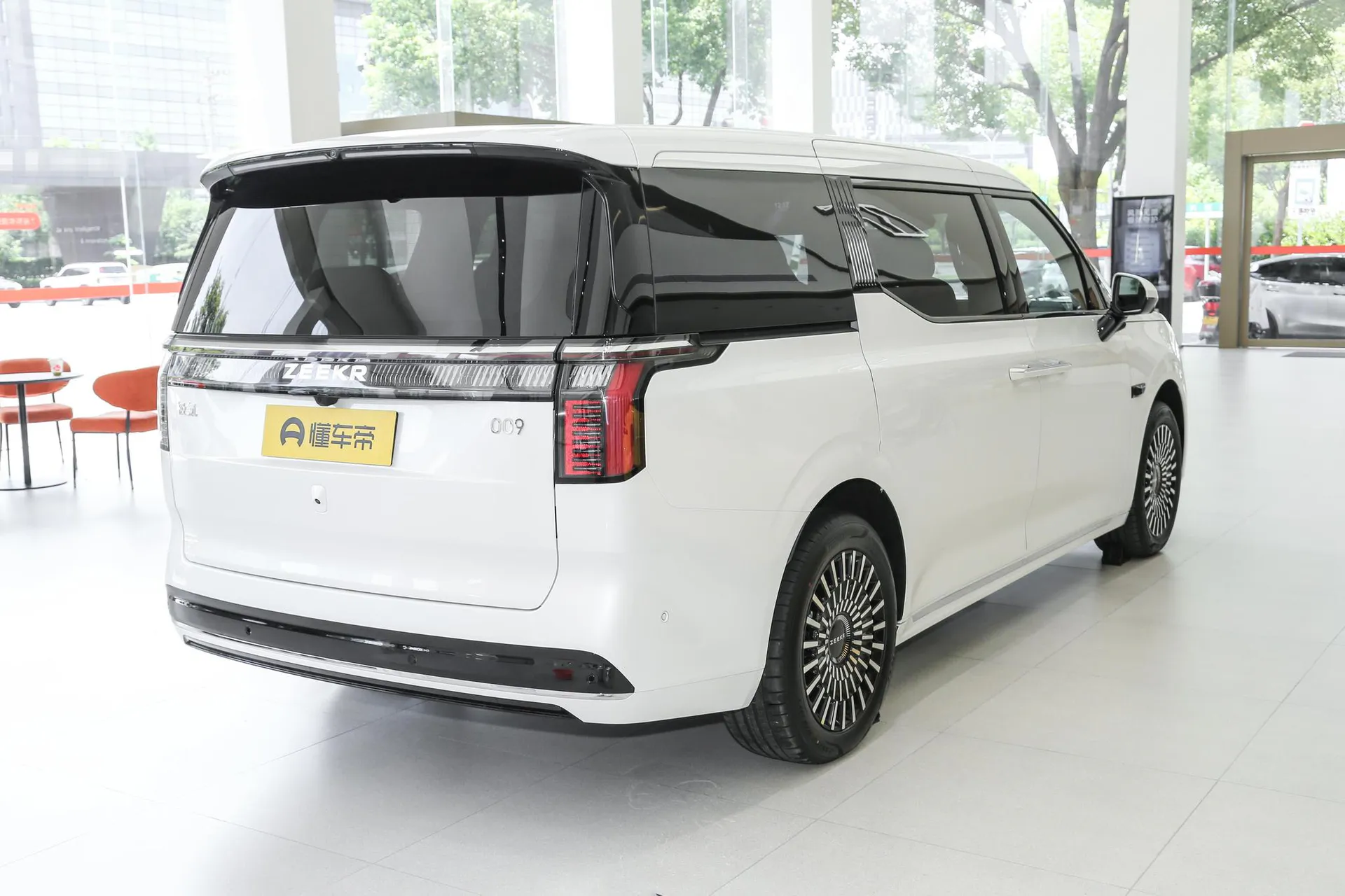  009 6-Seater Executive AWD 108kWh