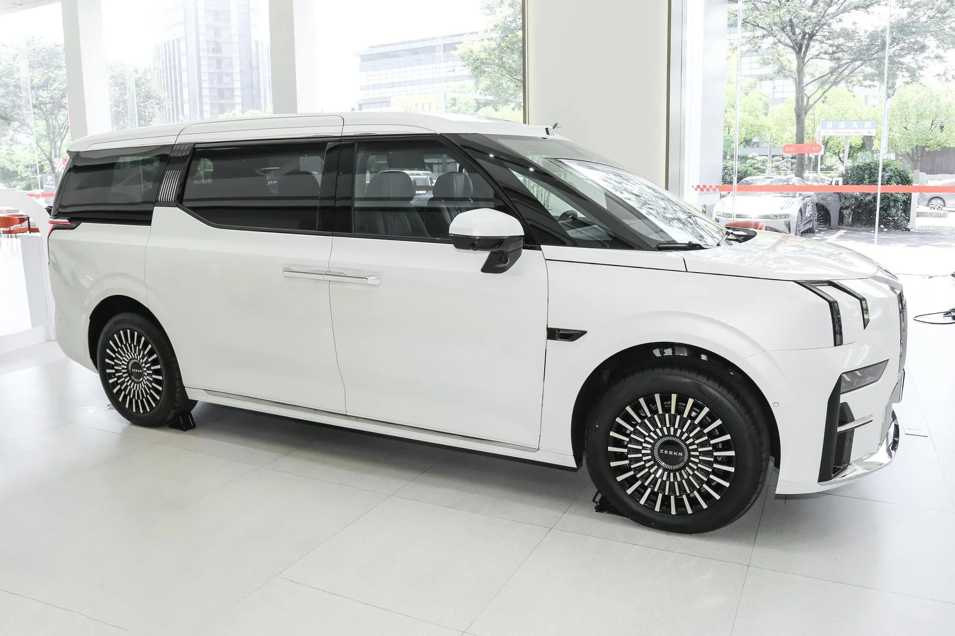  009 6-Seater Executive AWD 108kWh