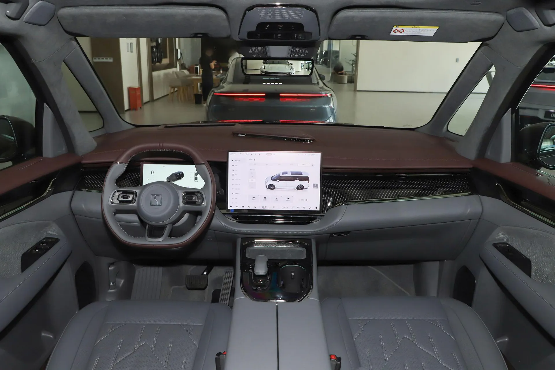  009 6-Seater Executive AWD 108kWh