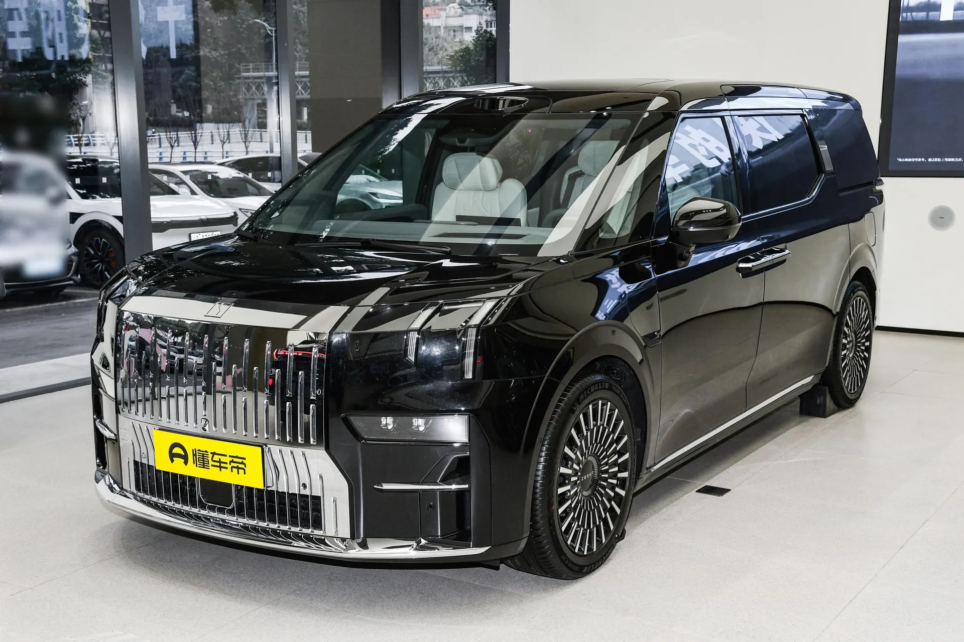  009 7-Seater Aisle RWD 140kWh