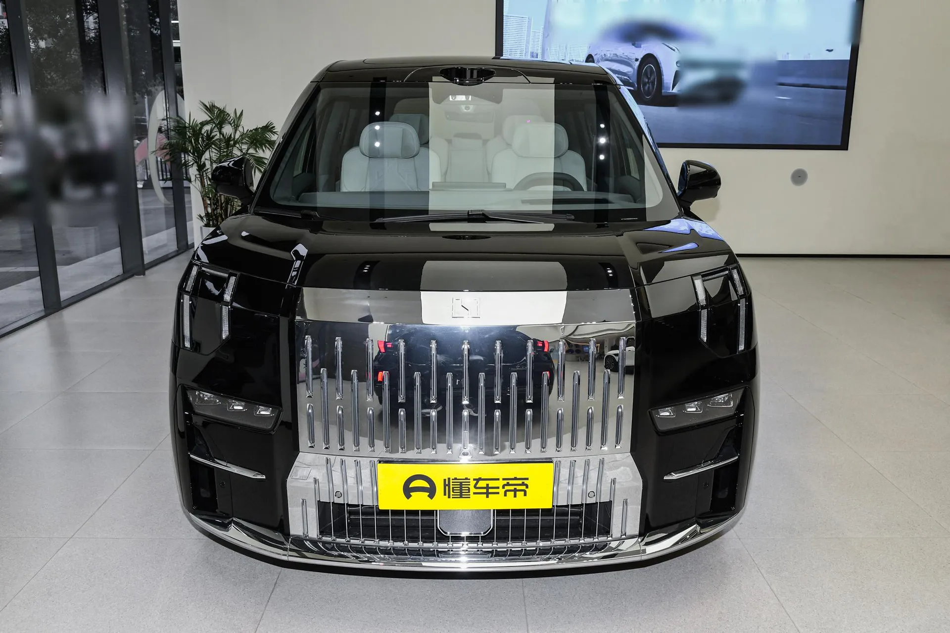  009 7-Seater Aisle RWD 140kWh