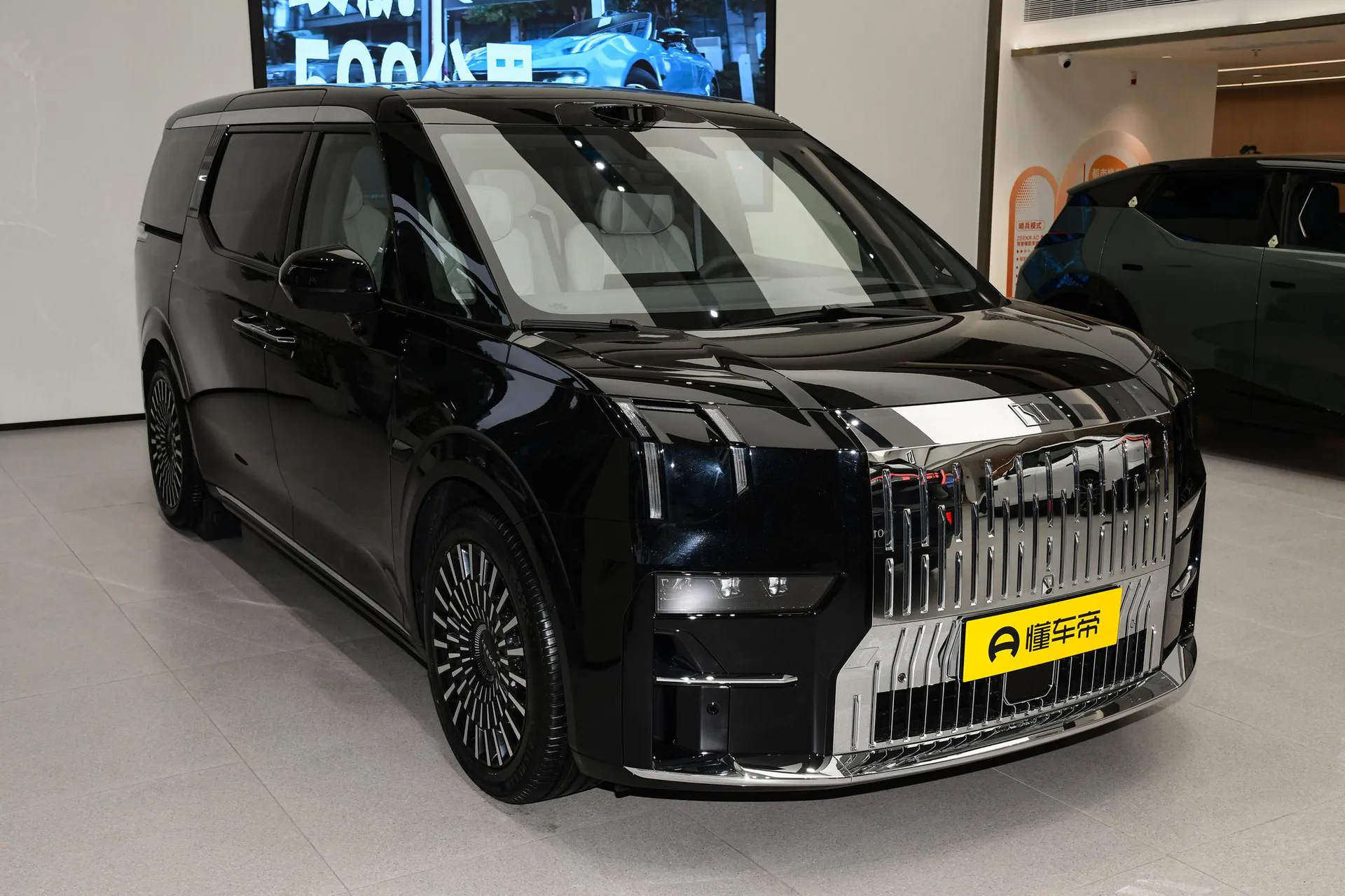  009 7-Seater Aisle RWD 140kWh