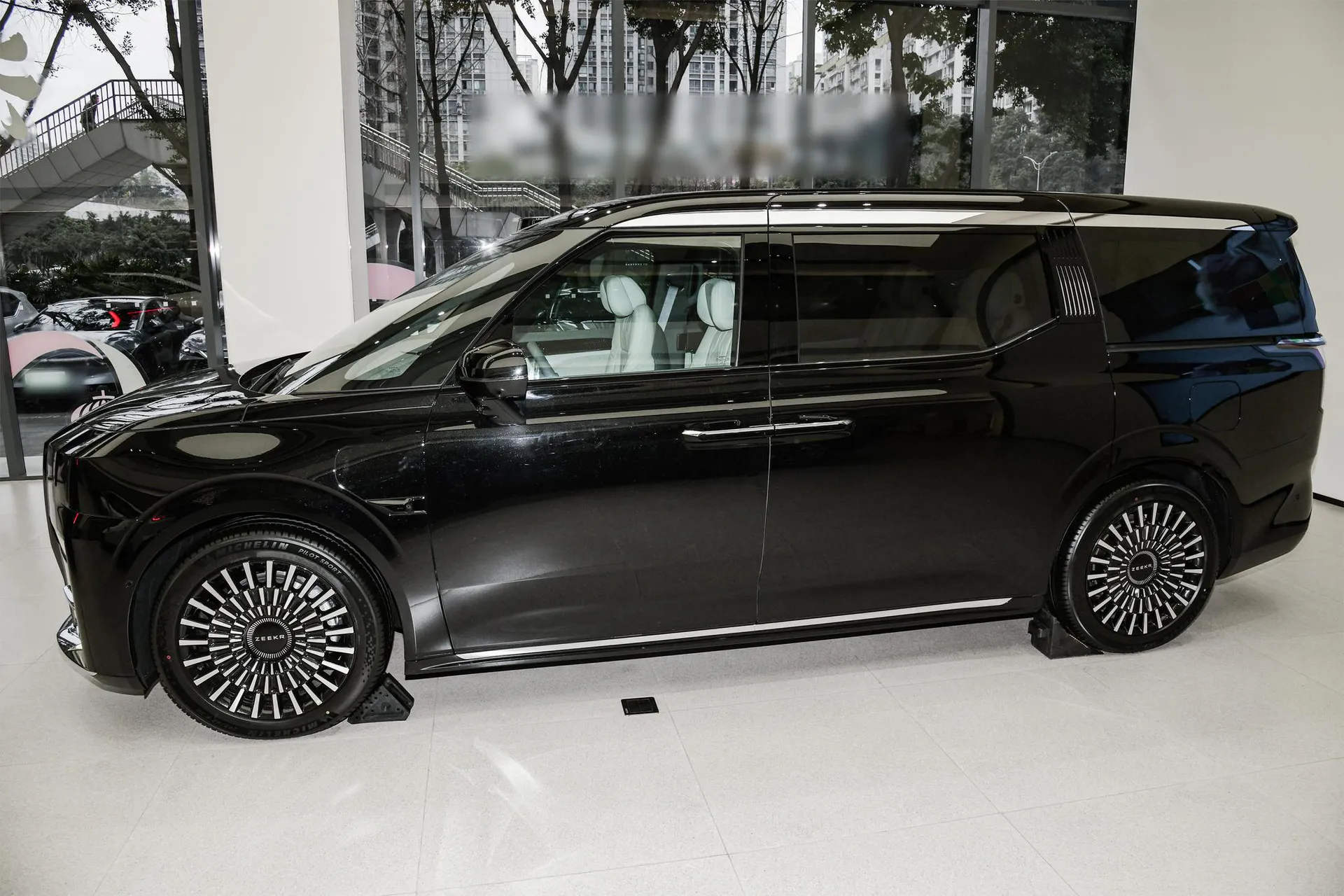  009 7-Seater Aisle RWD 140kWh