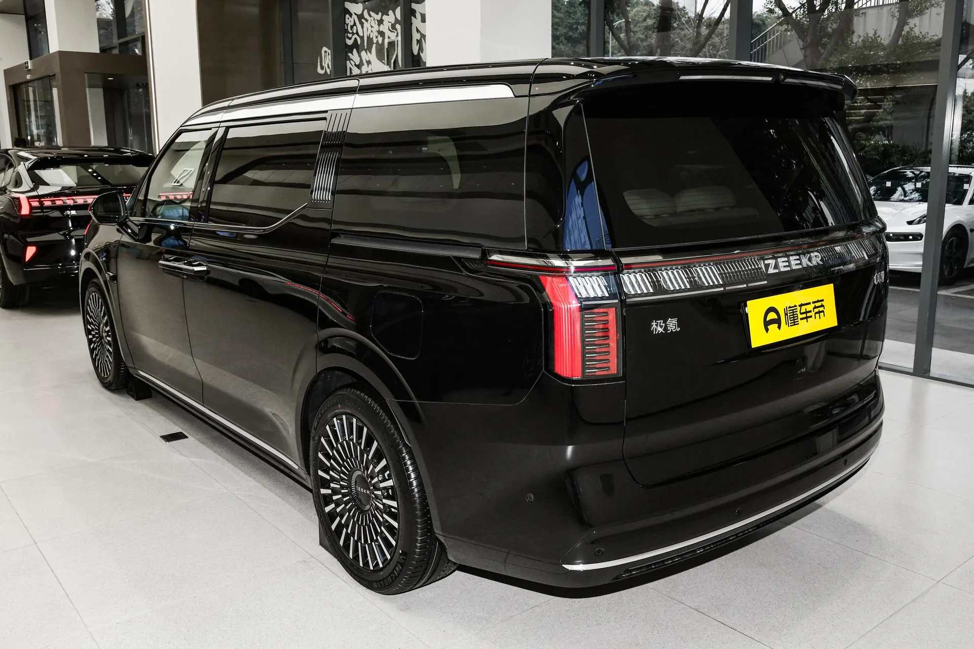  009 7-Seater Aisle RWD 140kWh