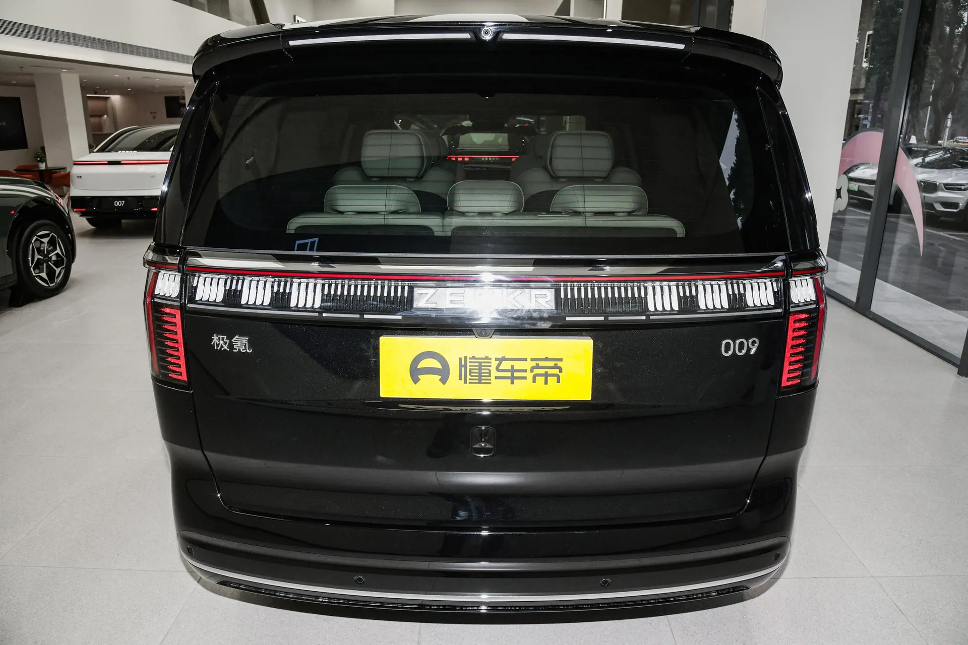  009 7-Seater Aisle RWD 140kWh