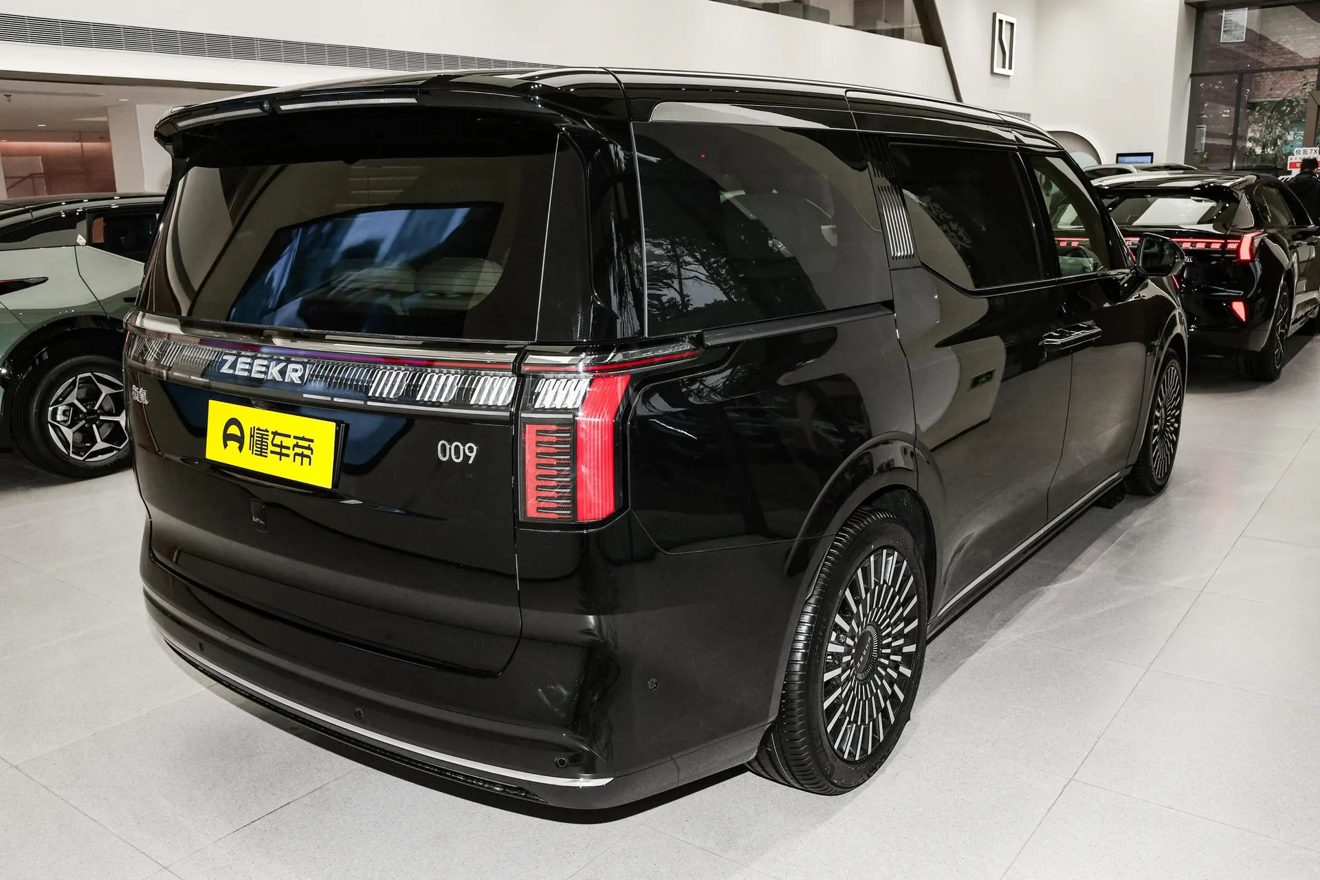  009 7-Seater Aisle RWD 140kWh