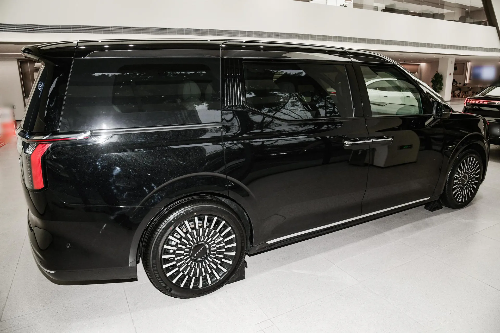  009 7-Seater Aisle RWD 140kWh