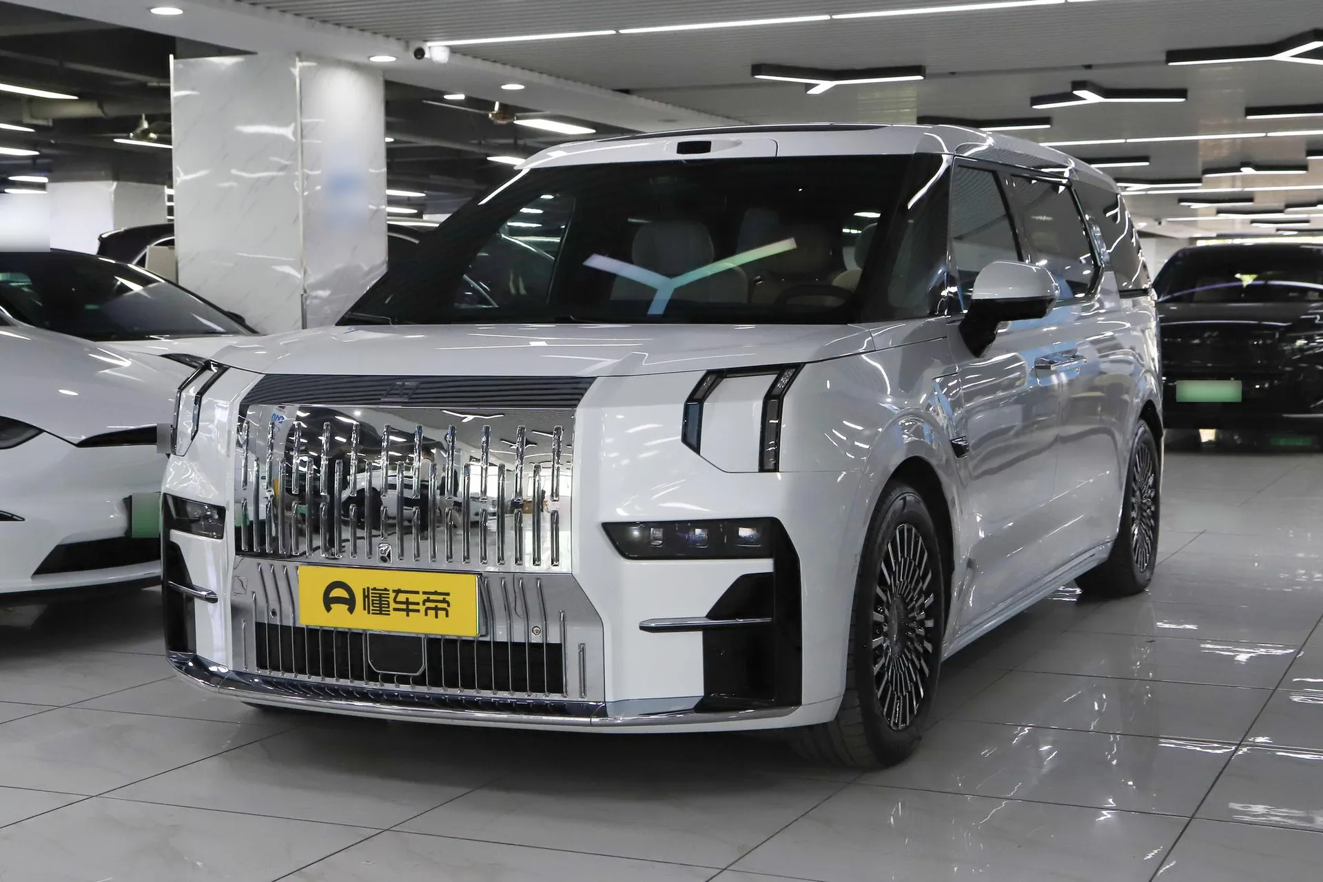  009 7-Seater Aisle AWD 140kWh