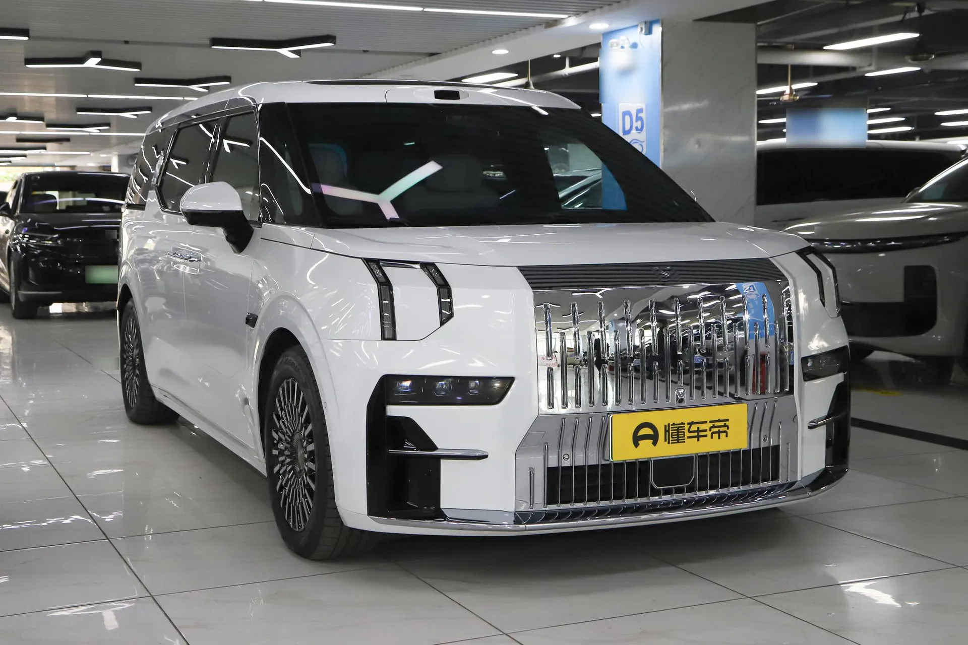  009 7-Seater Aisle AWD 140kWh