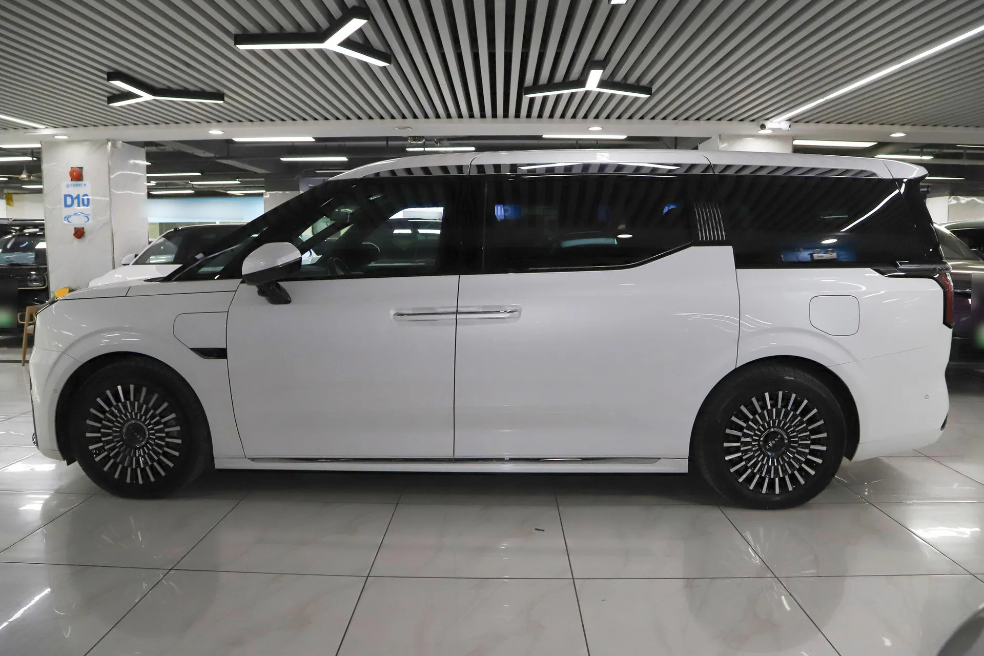  009 7-Seater Aisle AWD 140kWh