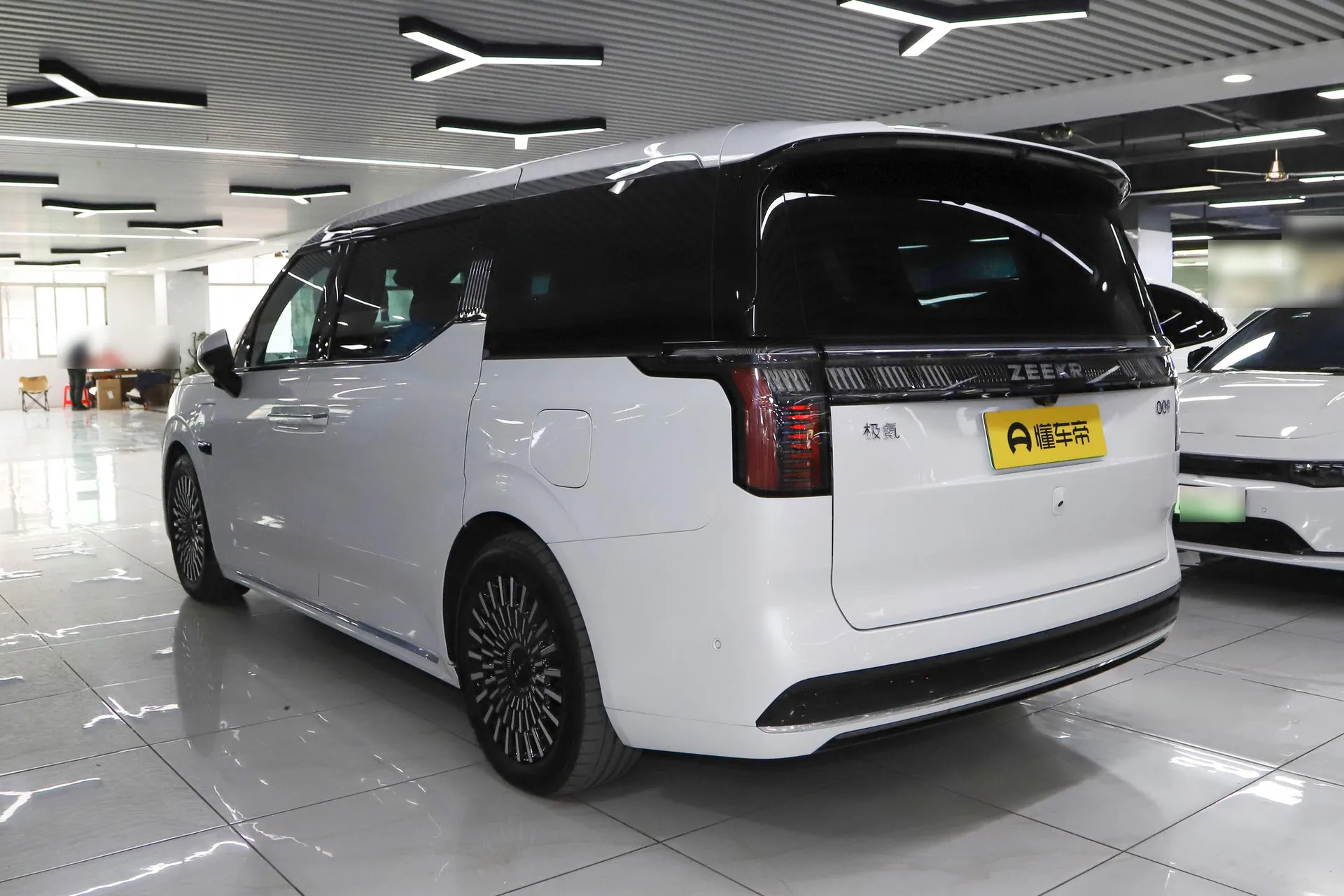  009 7-Seater Aisle AWD 140kWh