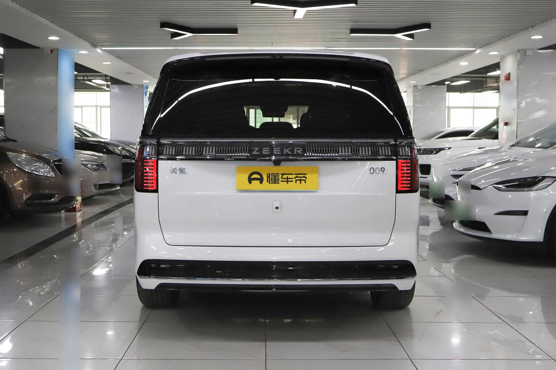  009 7-Seater Aisle AWD 140kWh