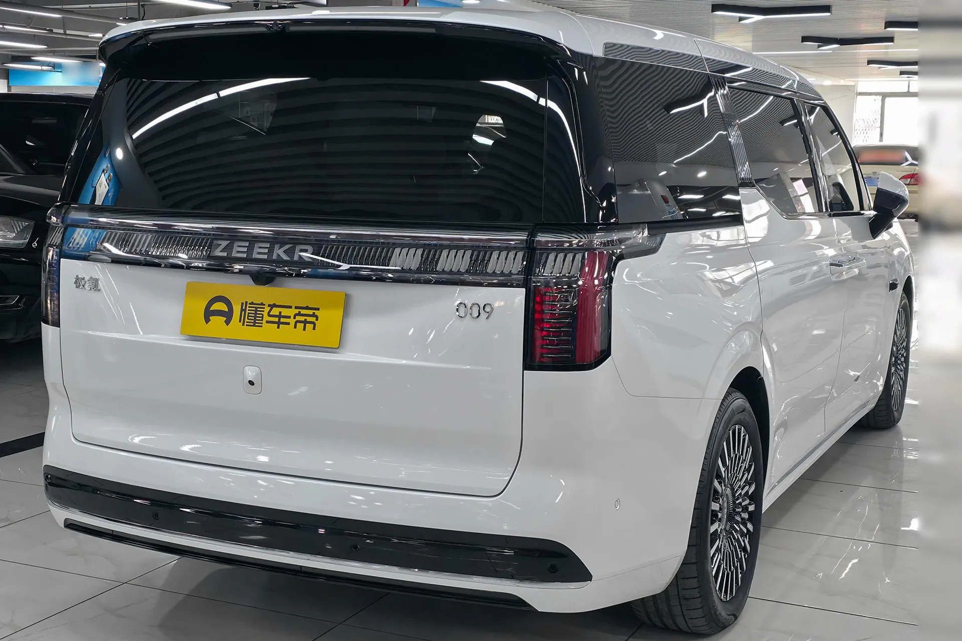  009 7-Seater Aisle AWD 140kWh