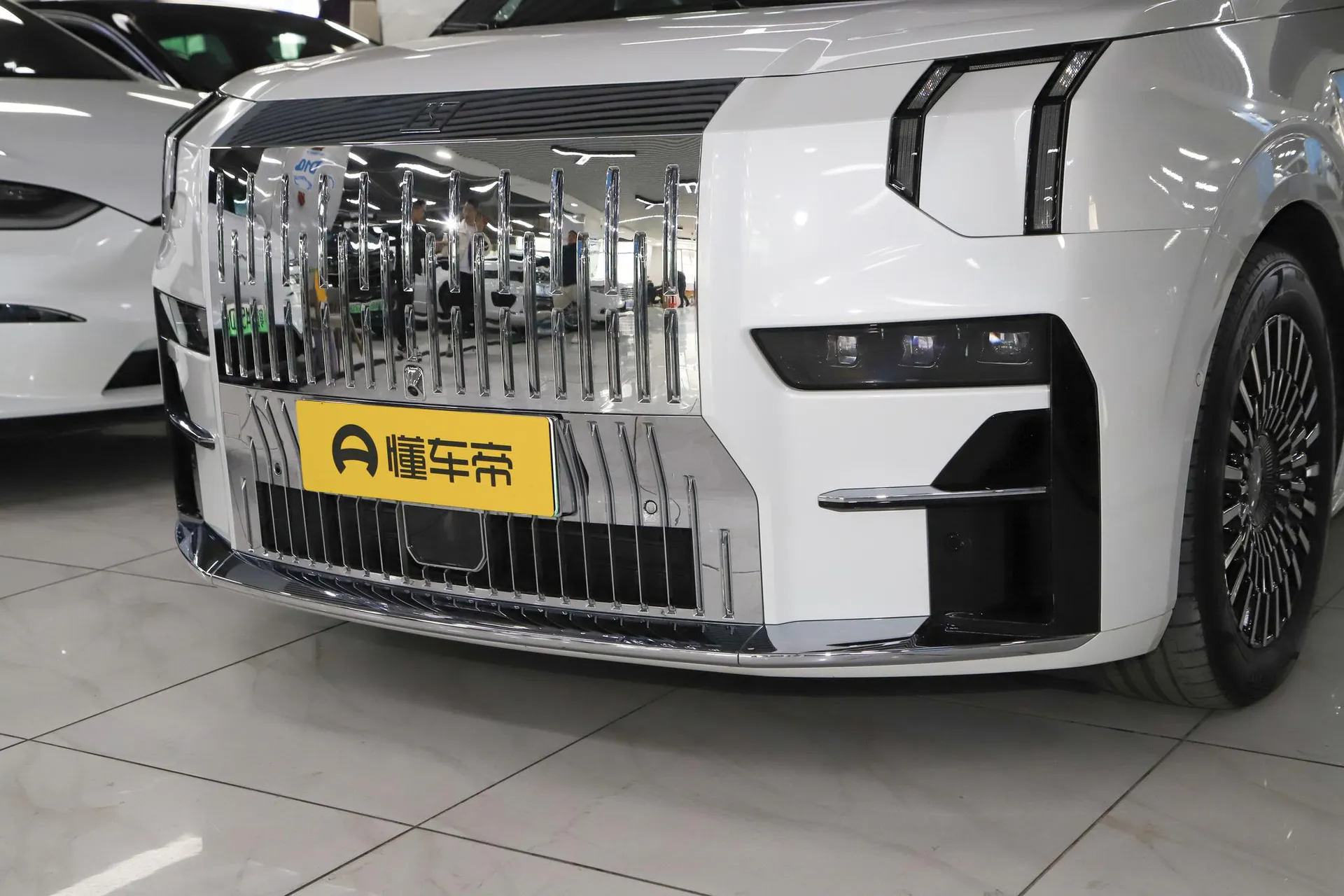  009 7-Seater Aisle AWD 140kWh