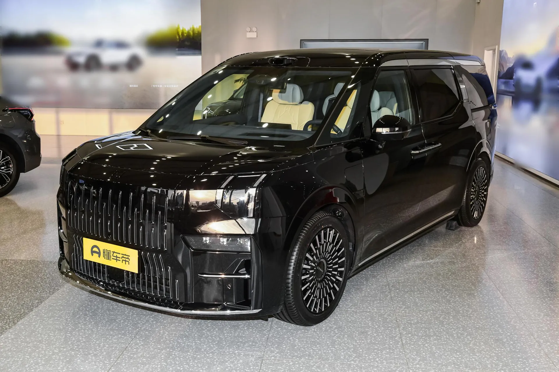  009 6-Seater Executive AWD 140kWh